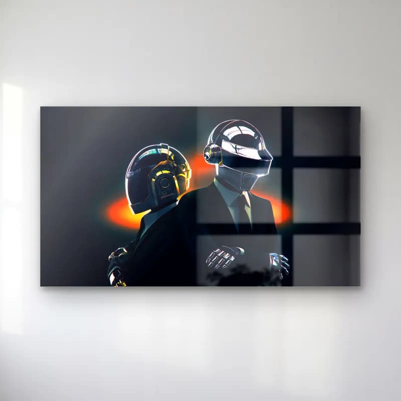 Daft Punk Kaskları cam tablo — Koyu arka planda turuncu ışık önünde altın ve gümüş robot kasklı iki müzisyen