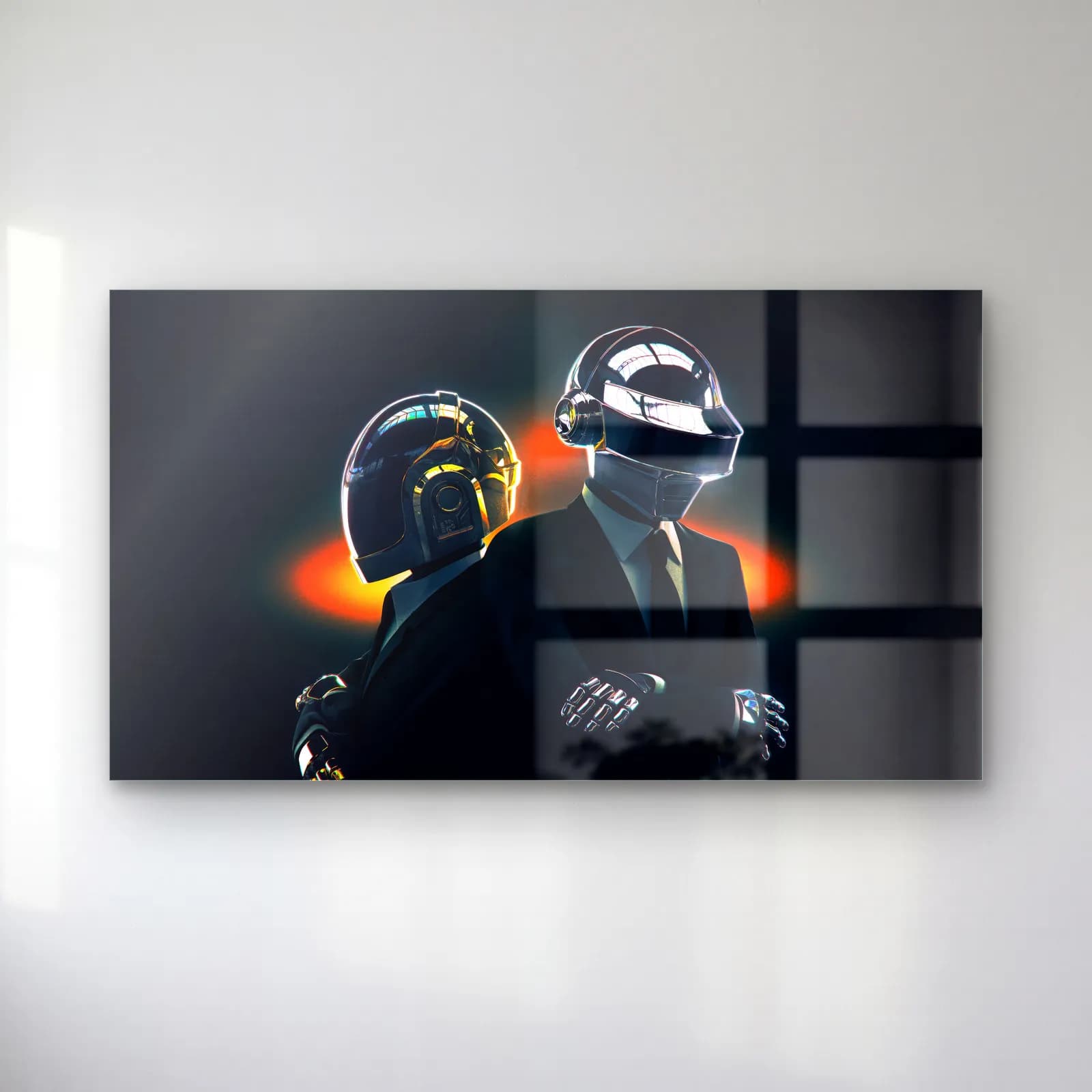 Daft Punk Kaskları cam tablo — Koyu arka planda turuncu ışık önünde altın ve gümüş robot kasklı iki müzisyen