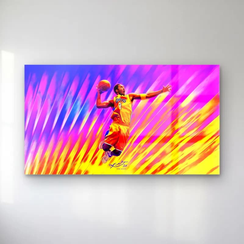 Kobe Bryant Smaç Pop Art cam tablo — Mor ve sarı çizgili arka planda smaç için havalanan sarı Lakers formalı oyuncu