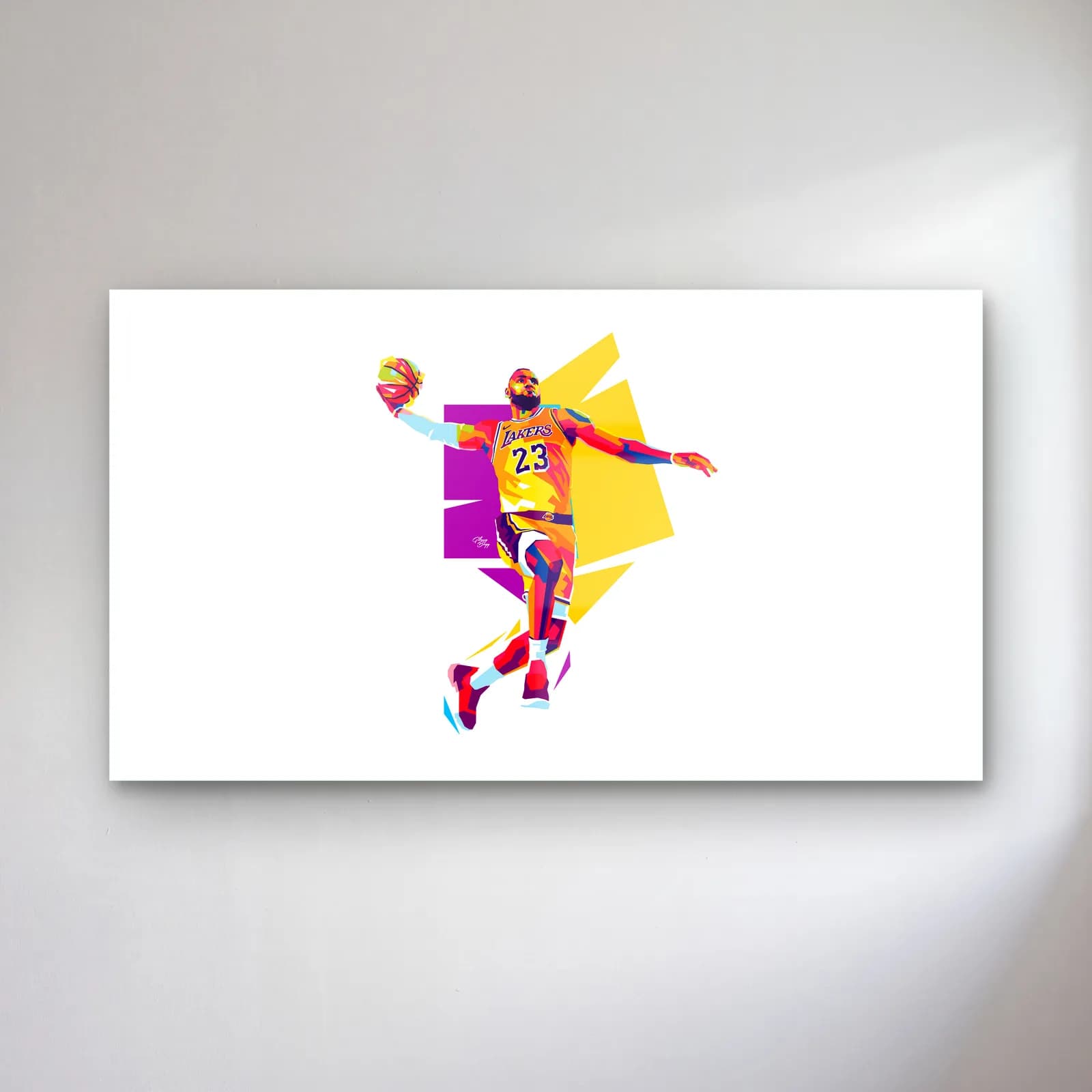 LeBron James Geometrik Pop Art cam tablo — Beyaz arka planda renkli geometrik parçalarla çizilmiş 23 numaralı Lakers oyuncusu