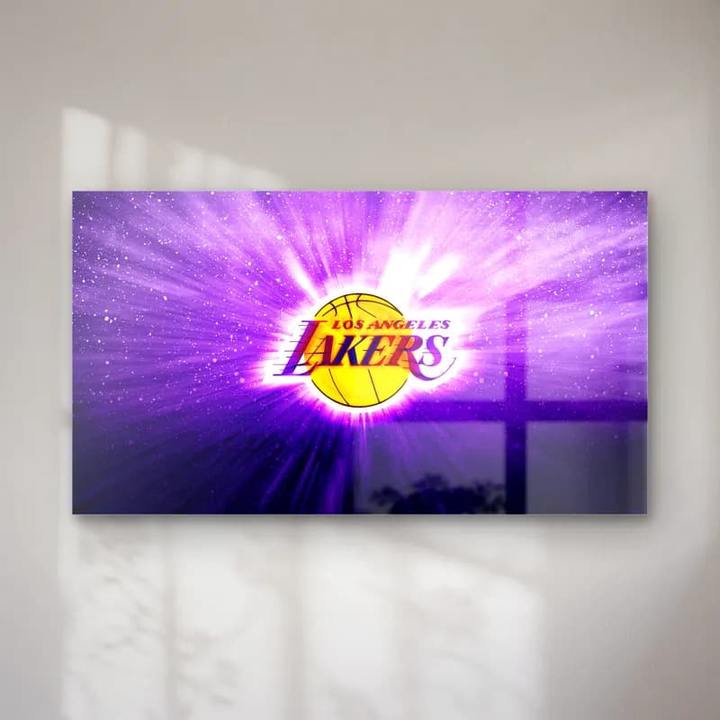 Lakers Logo Mor Işık cam tablo — Mor ışık patlamasının ortasında sarı mor Los Angeles Lakers logosu