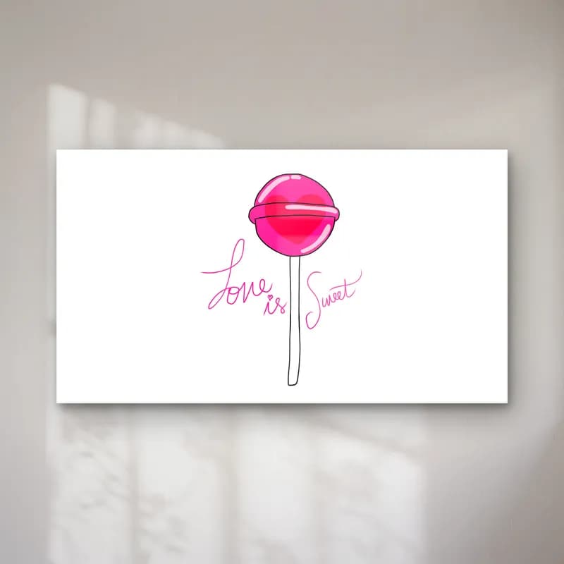Love Is Sweet Lolipop cam tablo — Beyaz arka planda pembe lolipop ve yanında Love is Sweet el yazısı