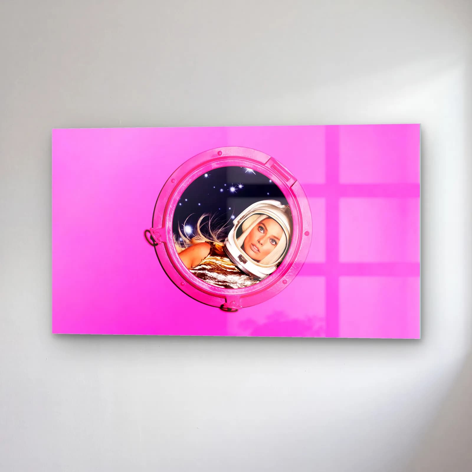 Pembe Lombozda Astronot Kadın cam tablo — sağ açıdan görünüm