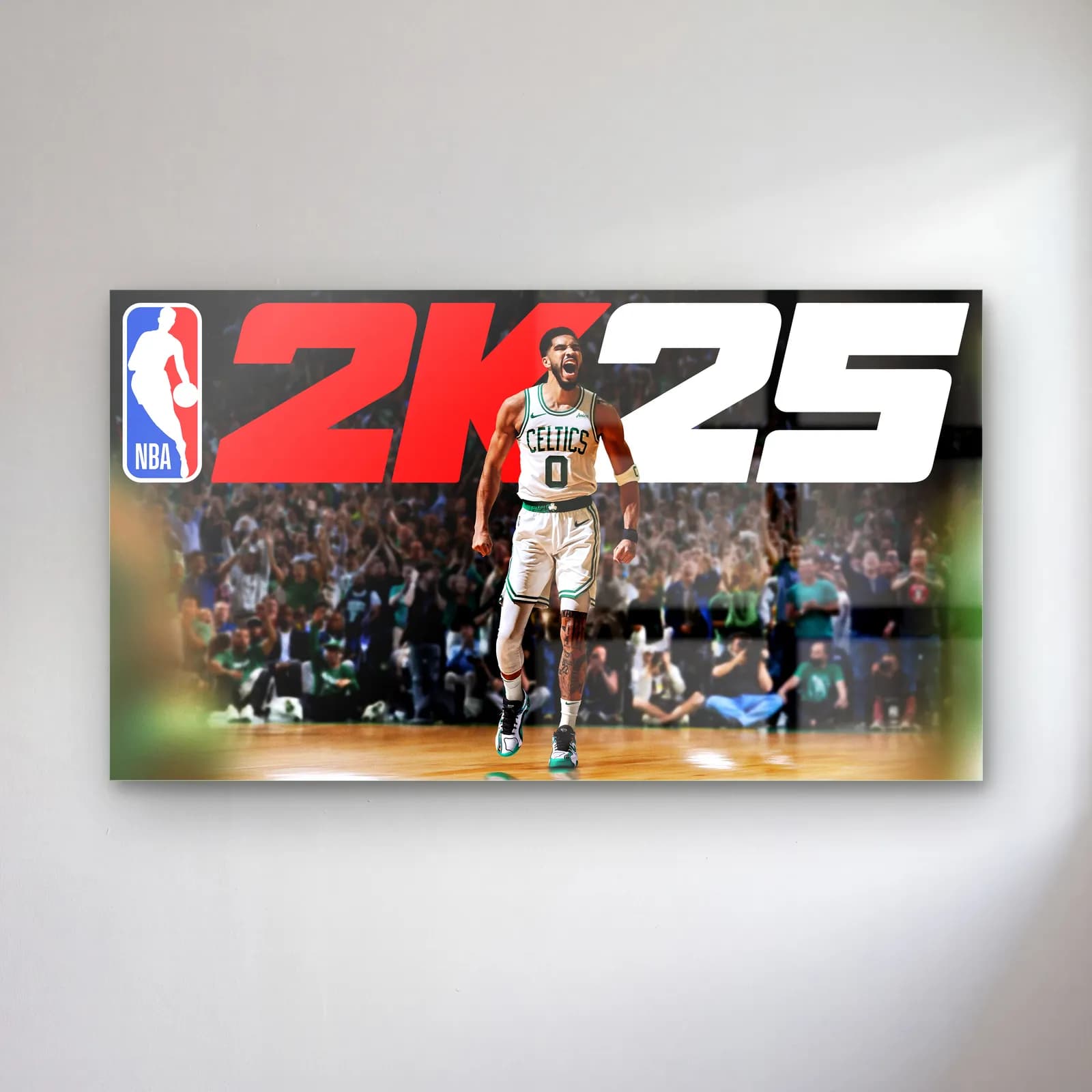 NBA 2K25 Jayson Tatum cam tablo — Kırmızı 2K25 yazısı altında dolu salonda yürüyen yeşil Celtics formalı basketbolcu