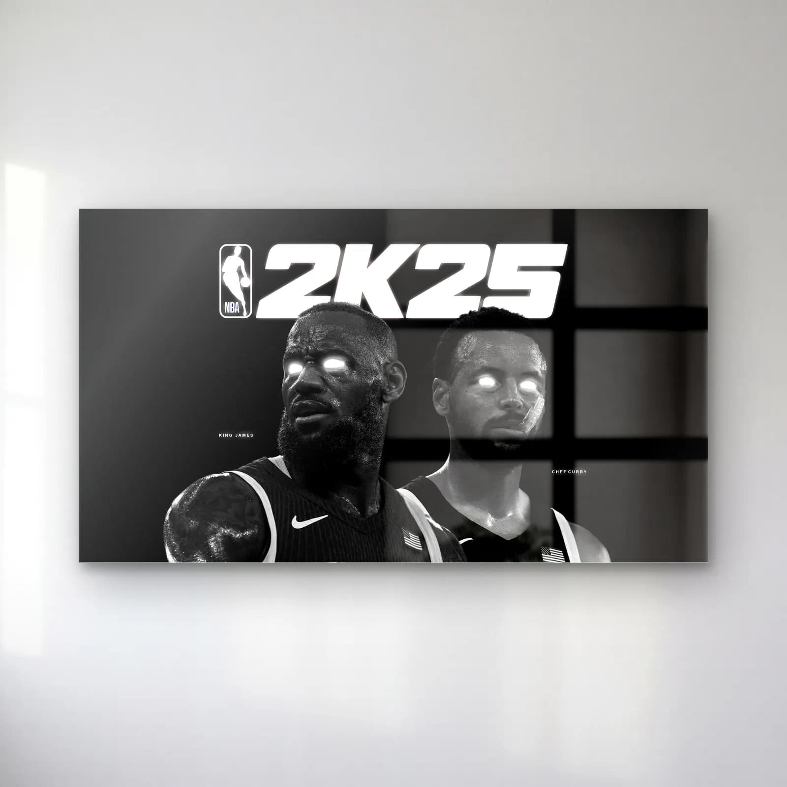 NBA 2K25 Siyah Beyaz Kapak cam tablo — Siyah beyaz 2K25 yazısı altında gözleri beyaz parlayan iki basketbolcu portresi