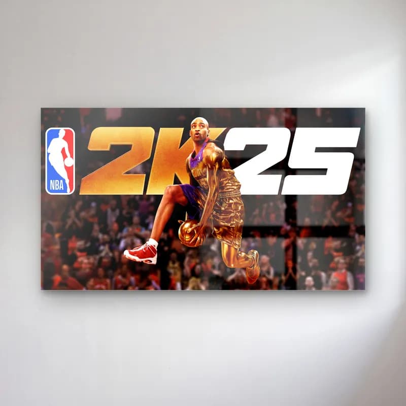 NBA 2K25 Altın Smaç cam tablo — Turuncu altın 2K25 yazısının önünde tribünler üzerinde smaç yapan basketbolcu