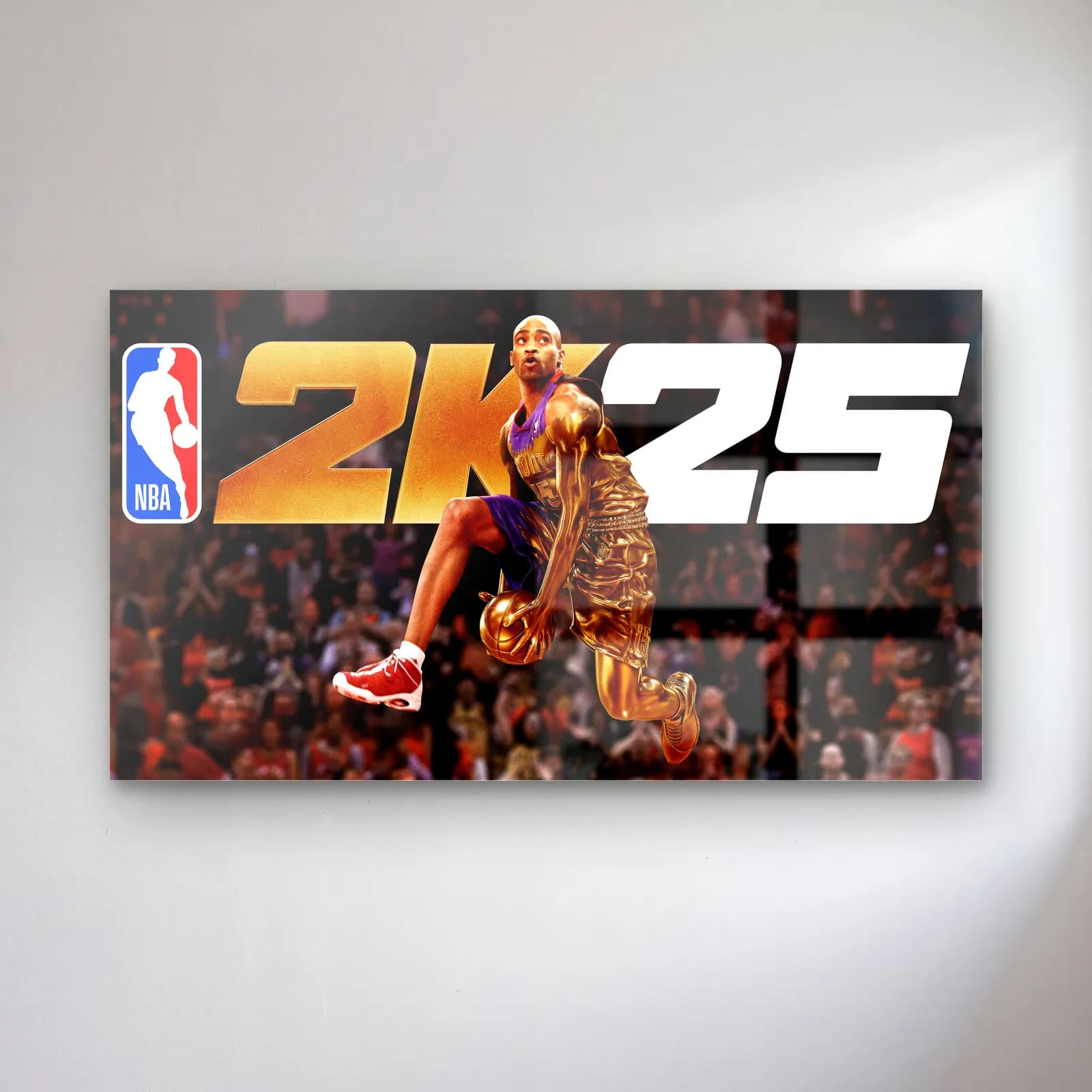 NBA 2K25 Altın Smaç cam tablo — Turuncu altın 2K25 yazısının önünde tribünler üzerinde smaç yapan basketbolcu