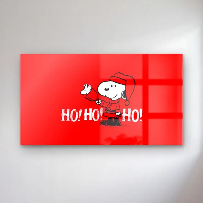 Noel Baba Snoopy Ho Ho Ho cam tablo — Kırmızı arka planda Noel Baba şapkalı el sallayan Snoopy ve beyaz Ho Ho Ho yazısı