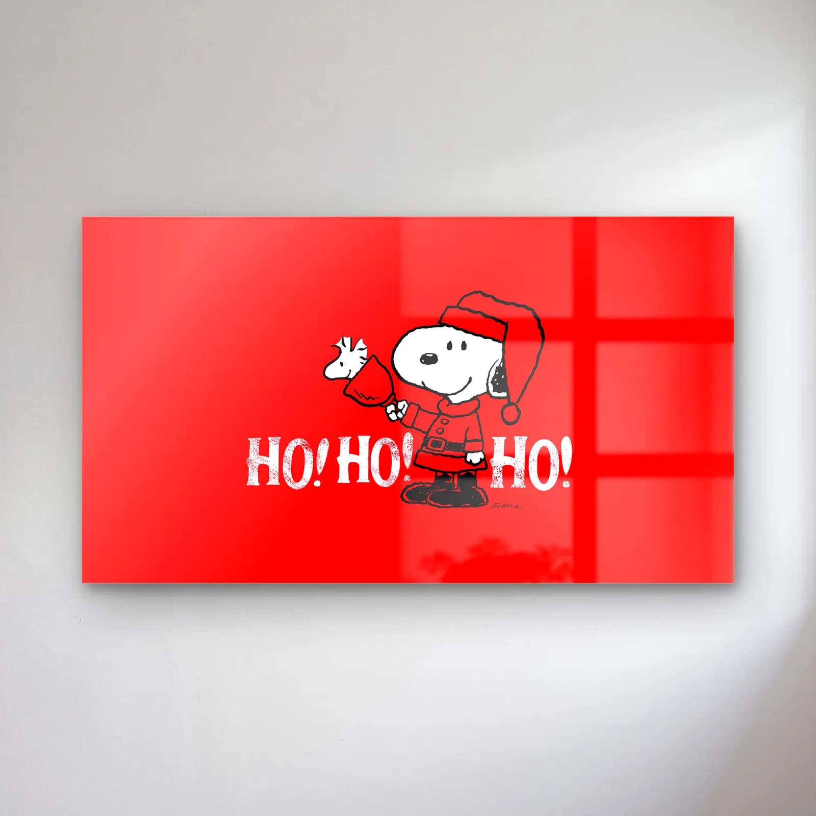 Noel Baba Snoopy Ho Ho Ho cam tablo — Kırmızı arka planda Noel Baba şapkalı el sallayan Snoopy ve beyaz Ho Ho Ho yazısı