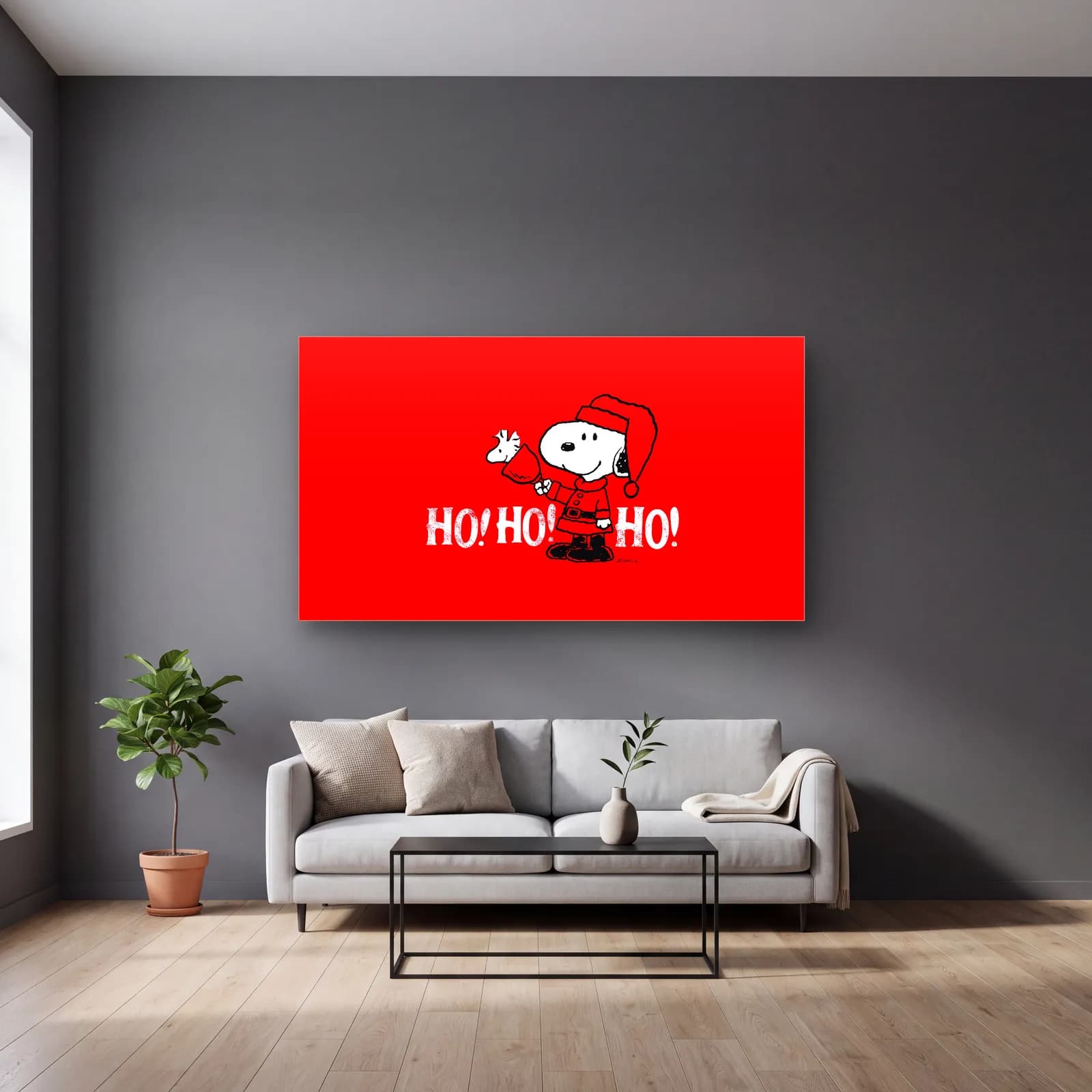 Noel Baba Snoopy Ho Ho Ho cam tablo — gri duvarlı salonda