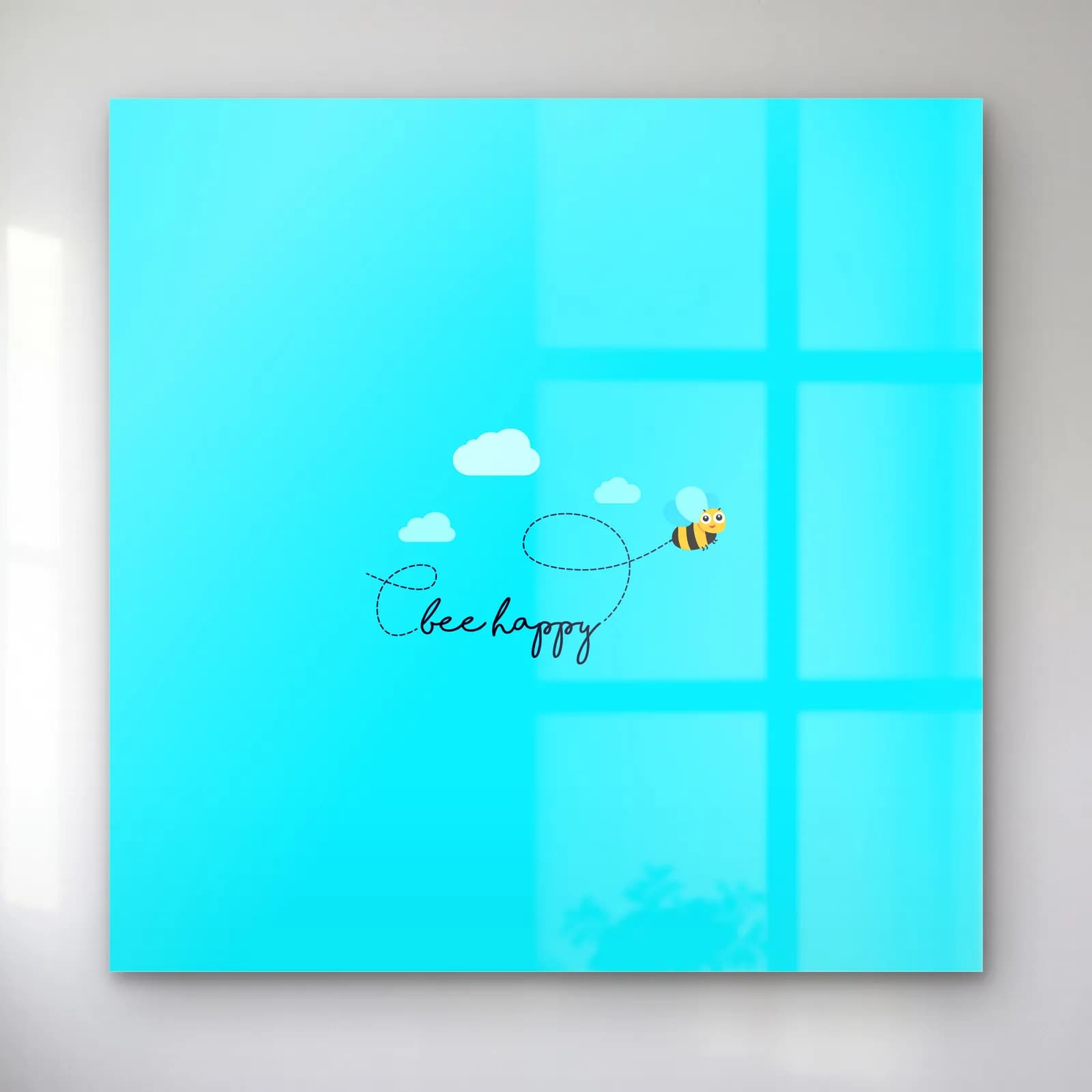 Bee Happy Arı cam tablo — Turkuaz arka planda küçük bulutlar, uçan arı ve el yazısı Bee Happy