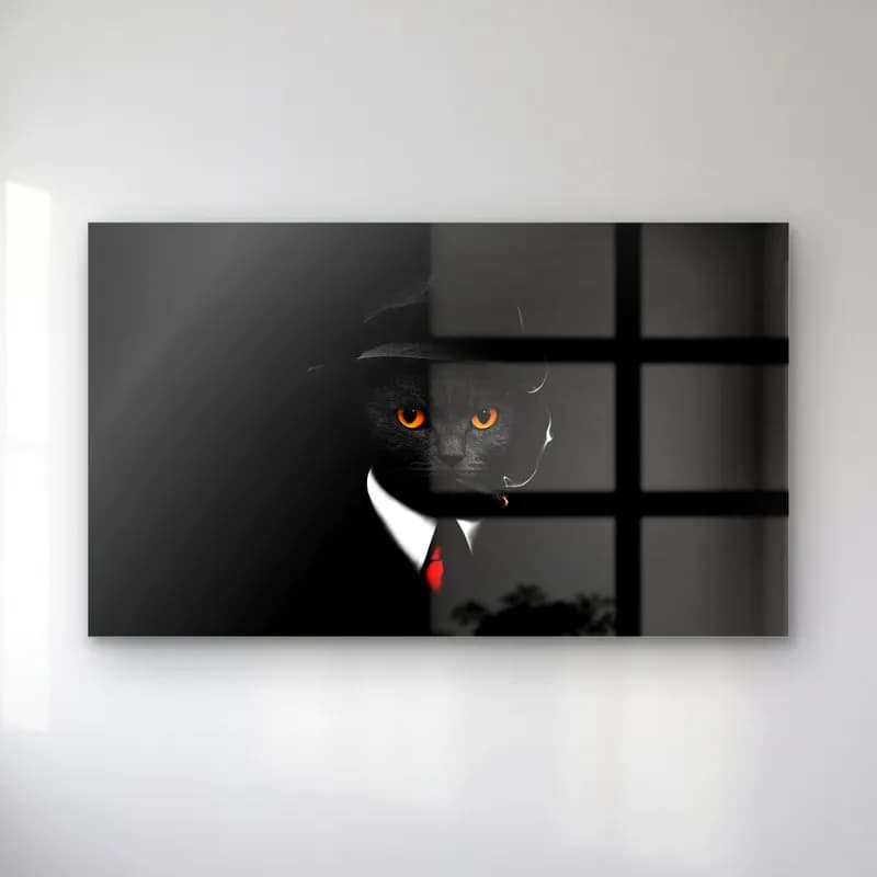 Takım Elbiseli Kara Kedi cam tablo — Siyah arka planda şapkalı, takım elbiseli ve kırmızı kravatlı turuncu gözlü kara kedi