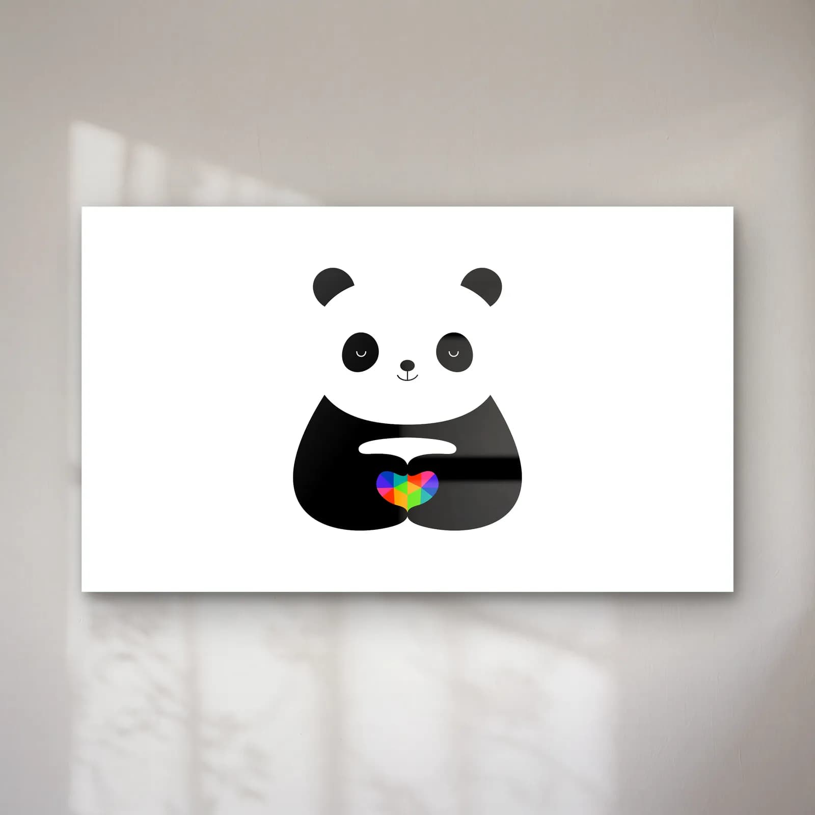 Gökkuşağı Kalpli Panda cam tablo — Beyaz arka planda kollarında gökkuşağı renkli kalp tutan minimal panda