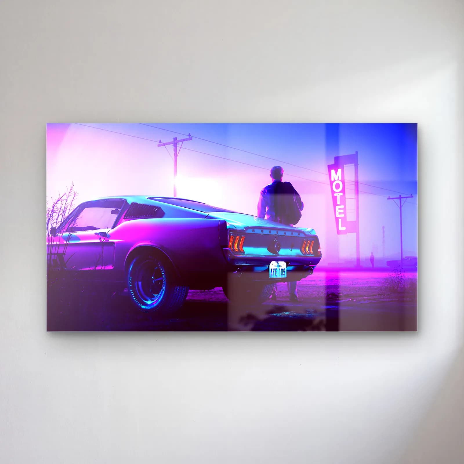 Neon Motel Klasik Mustang cam tablo — Pembe mor sisli yolda motel tabelası önünde park etmiş klasik muscle araba ve adam