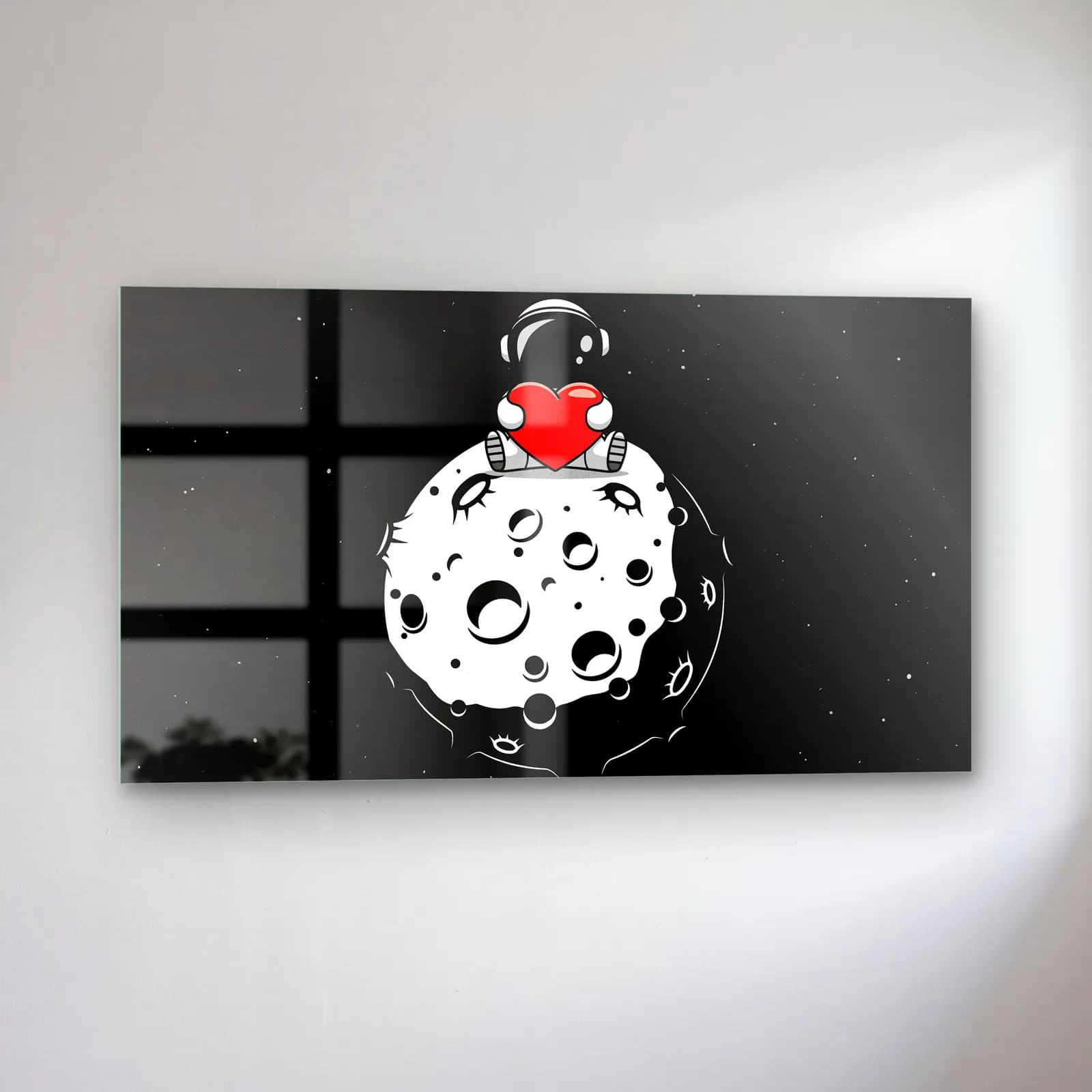 Ayda Kalp Tutan Astronot cam tablo — sol açıdan görünüm