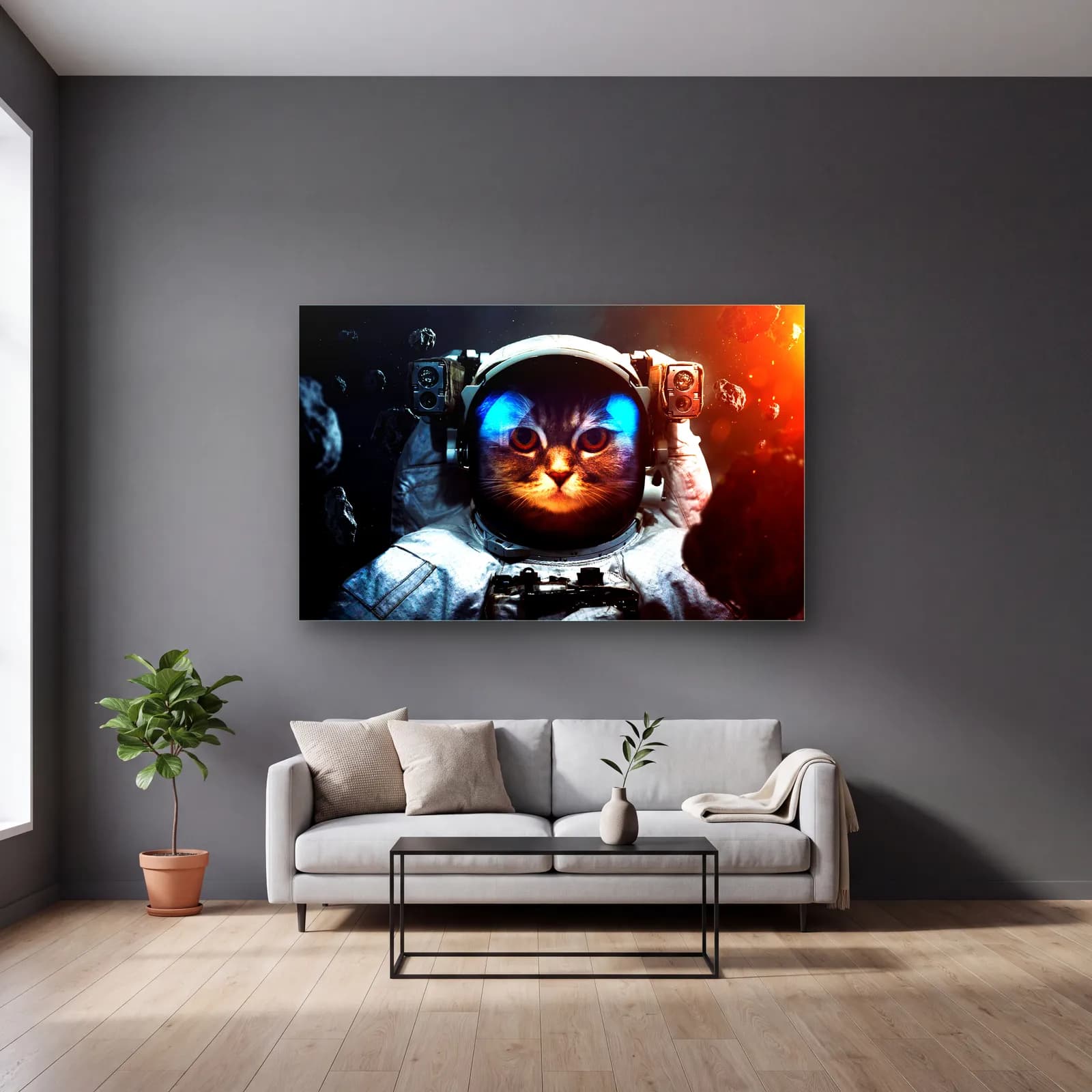 Astronot Kedi cam tablo — gri duvarlı salonda