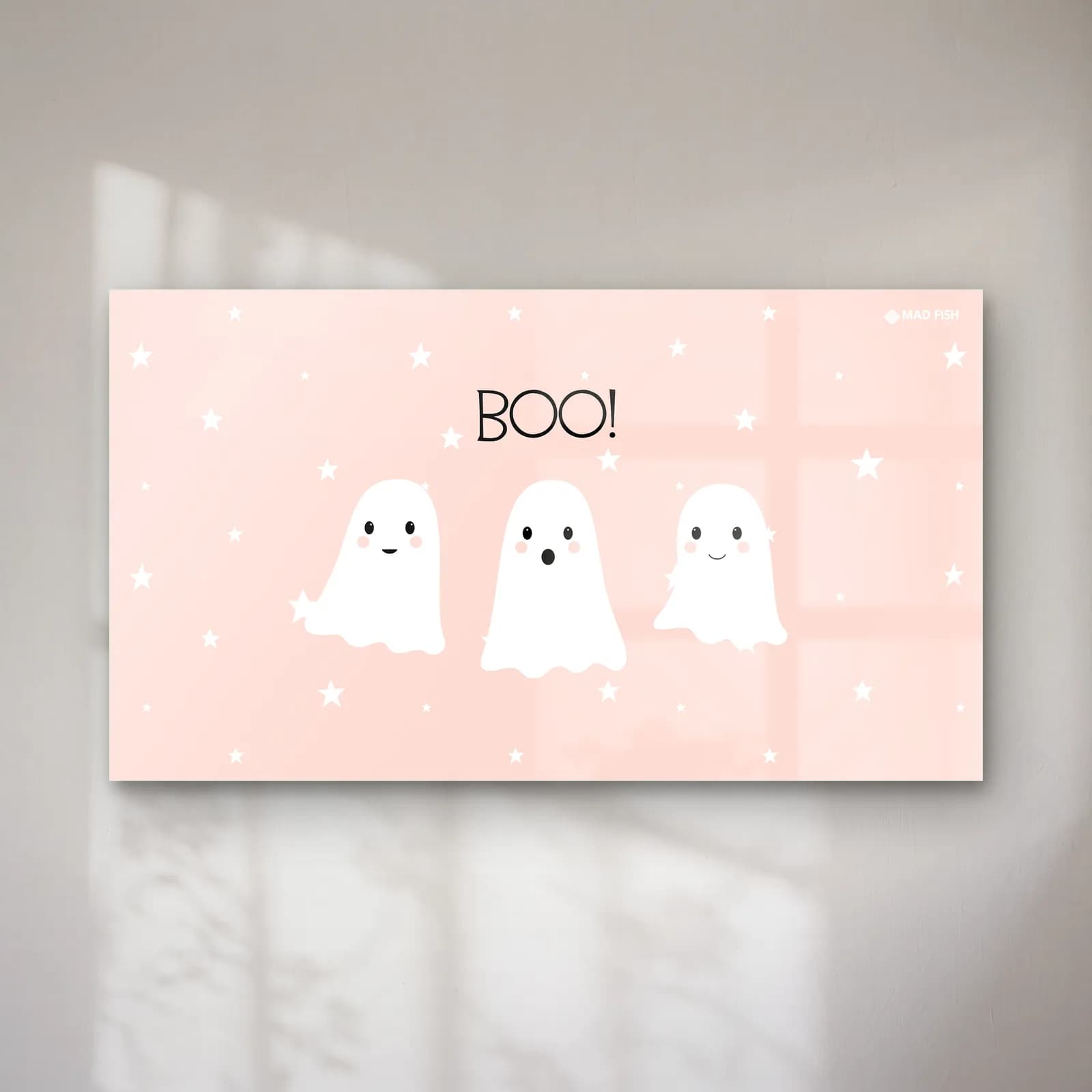 Boo Sevimli Hayaletler cam tablo — Pastel pembe yıldızlı arka planda Boo yazısı ve üç küçük beyaz hayalet