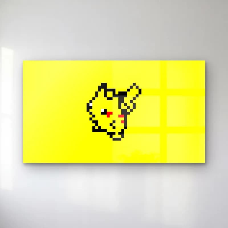 Piksel Pikachu cam tablo — Sarı arka planda siyah piksel çizgilerle çizilmiş göz kırpan Pikachu yüzü