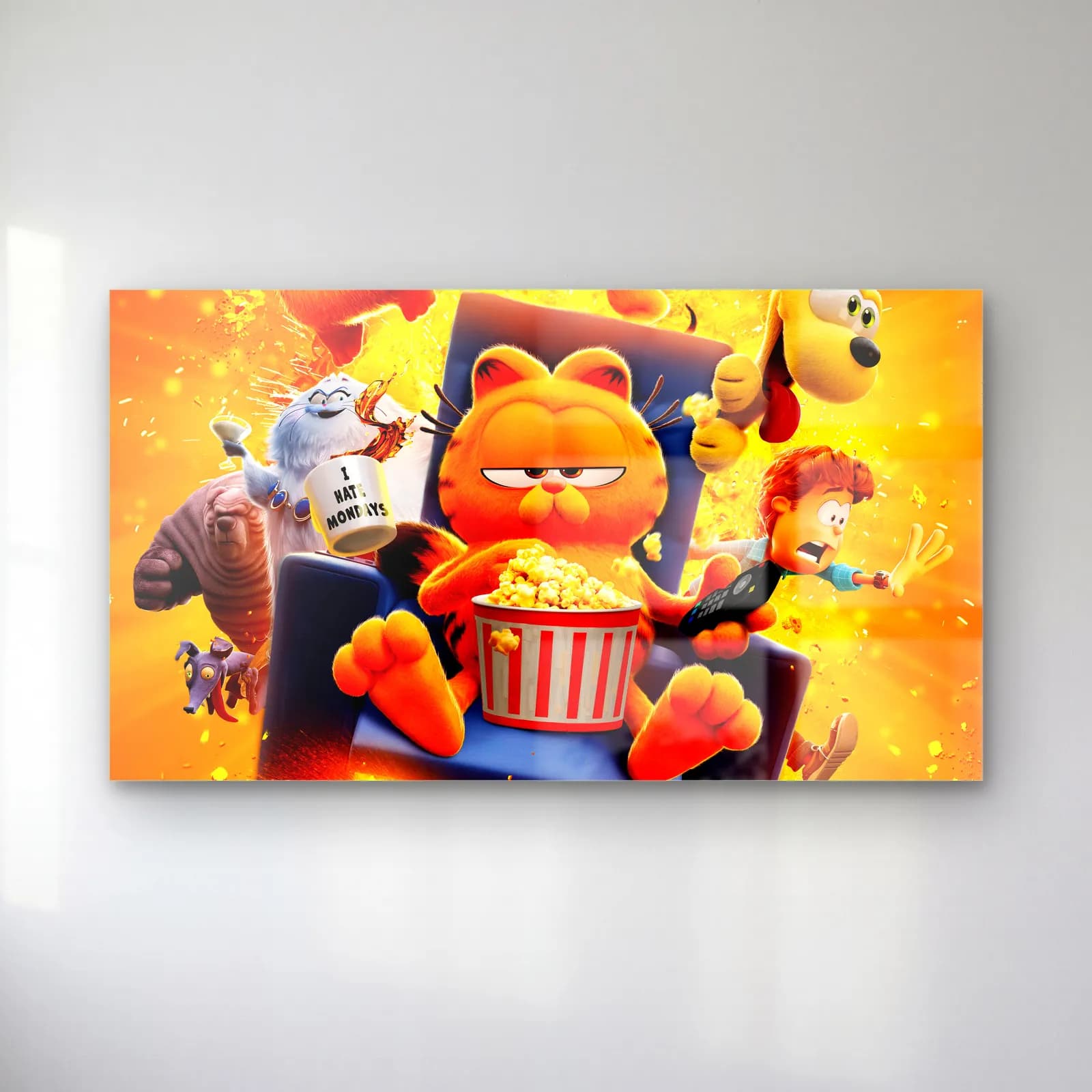 Patlamış Mısırlı Garfield cam tablo — Turuncu arka planda koltukta patlamış mısır kovası tutan Garfield ve arkadaşları