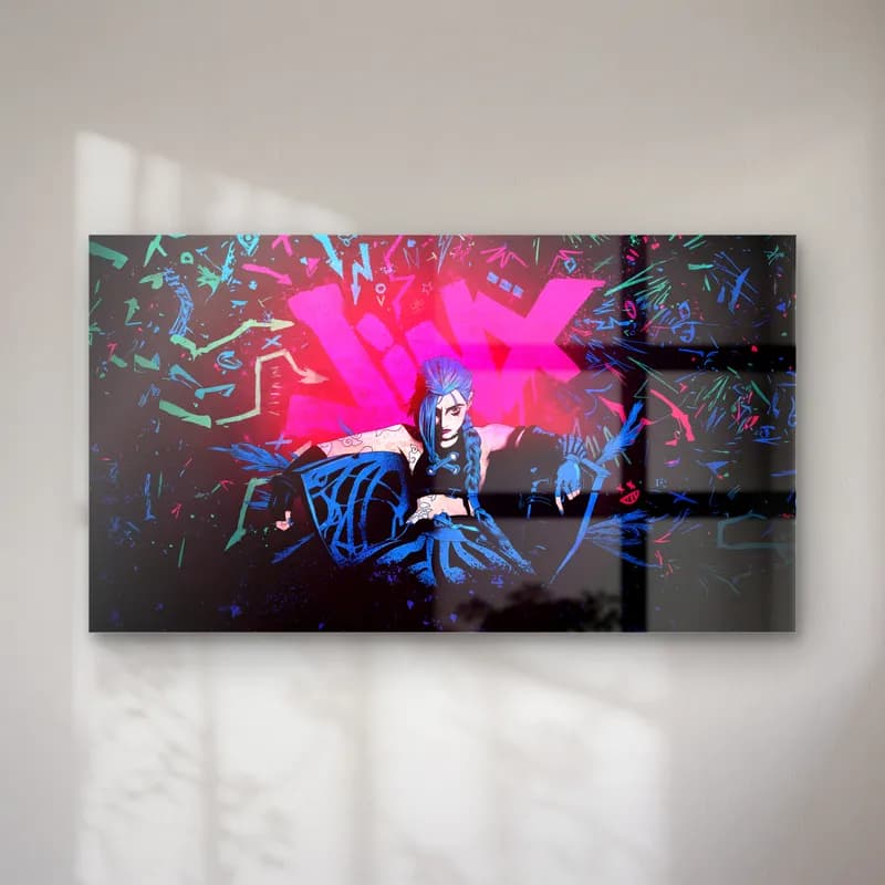 Jinx Grafiti Sahnesi cam tablo — Pembe ve mavi grafiti yazıları önünde oturan mavi saçlı Jinx