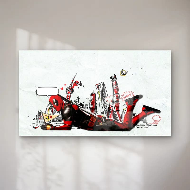 Şehirde Uzanan Deadpool cam tablo — Beyaz zeminde eskiz şehir binaları önünde uzanan kırmızı kostümlü Deadpool