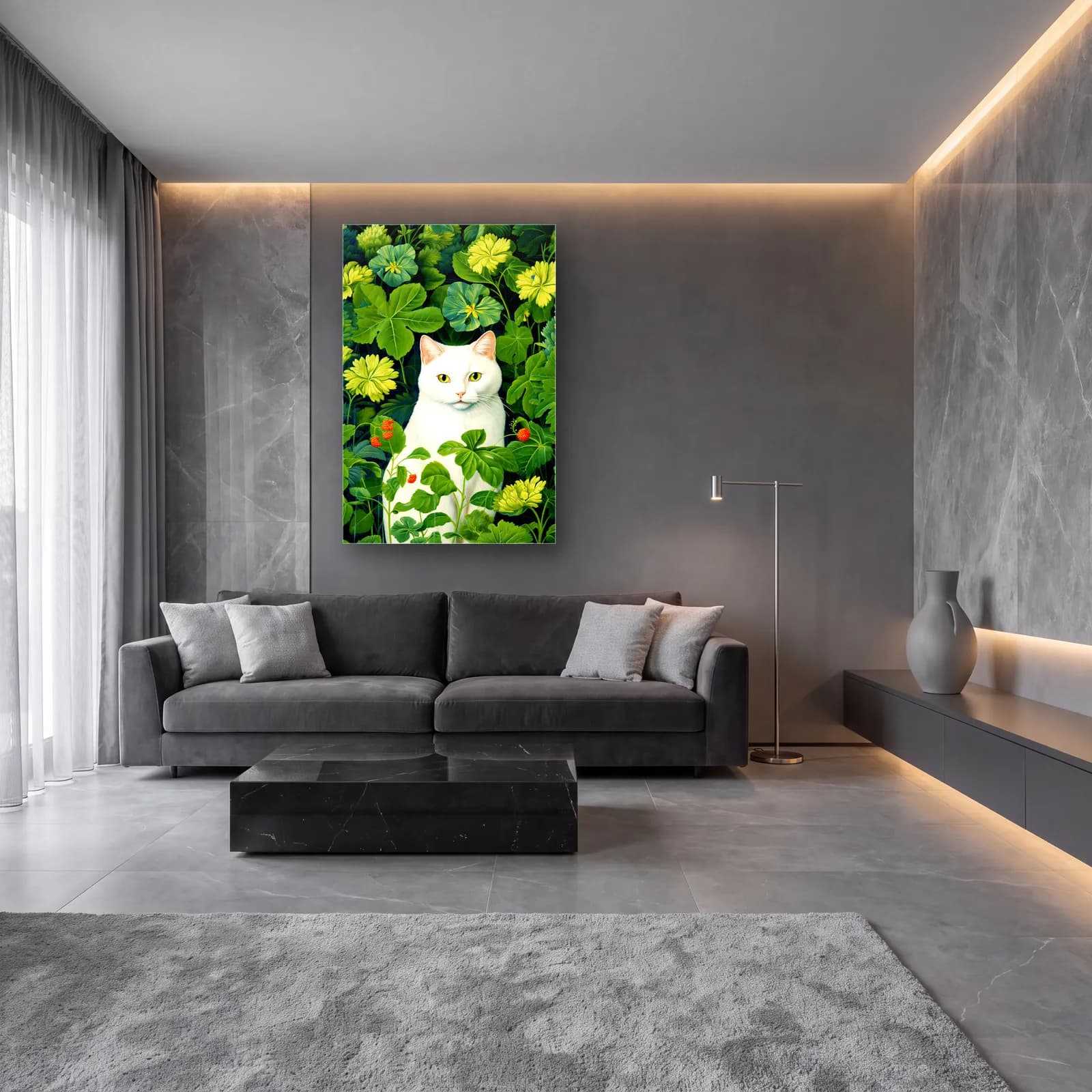 Yapraklar Arasında Beyaz Kedi cam tablo — lüks salon duvarında