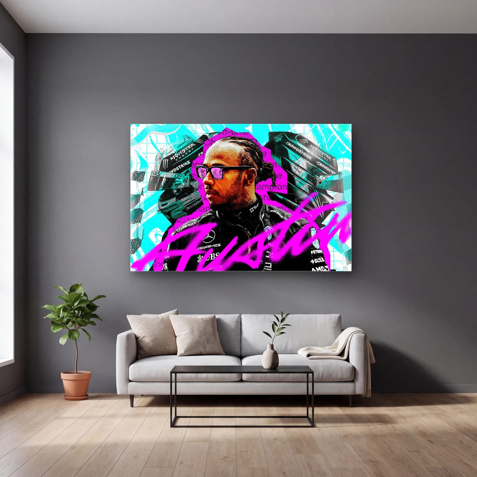 Lewis Hamilton Austin Grafiti cam tablo — gri duvarlı salonda