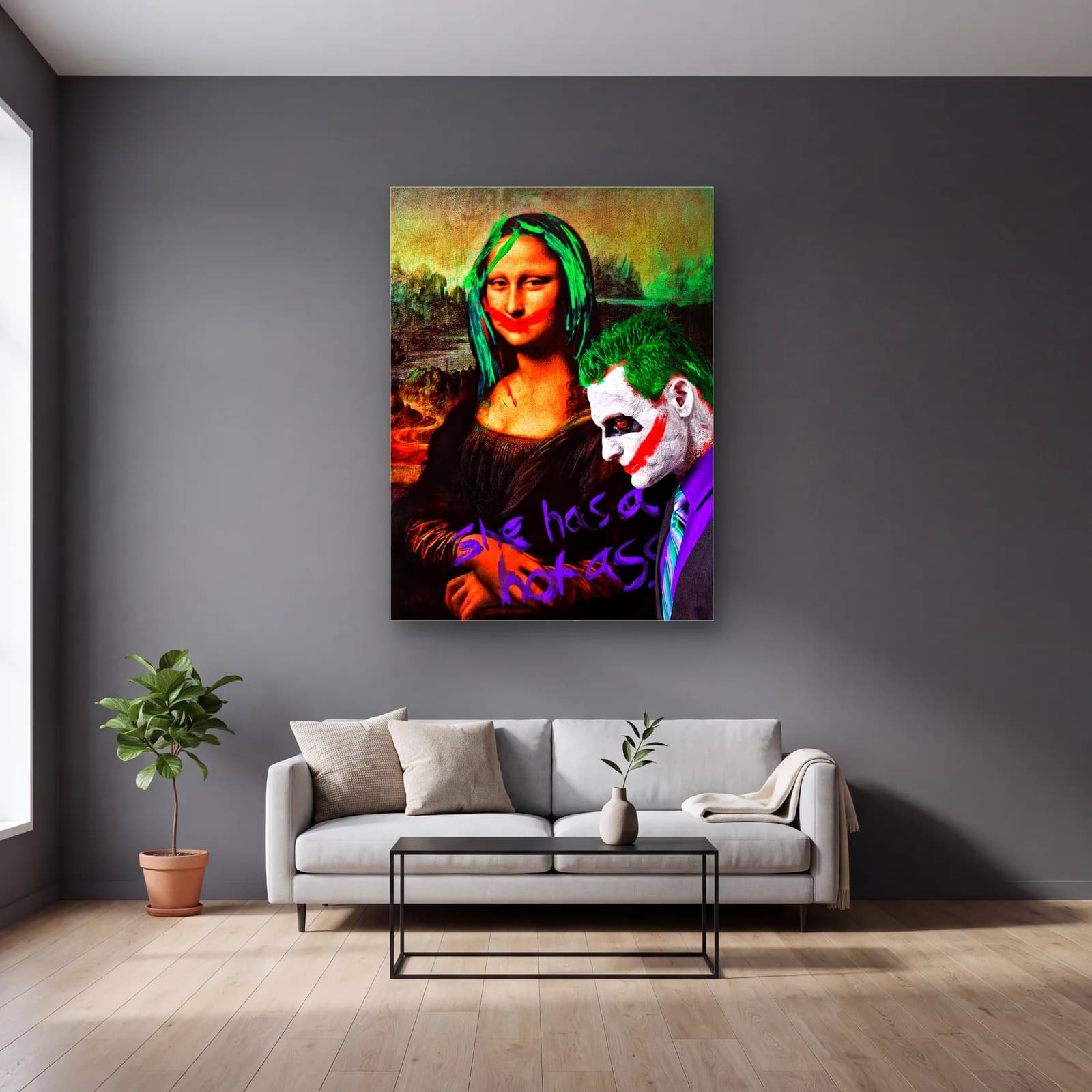 Mona Lisa ve Joker cam tablo — gri duvarlı salonda