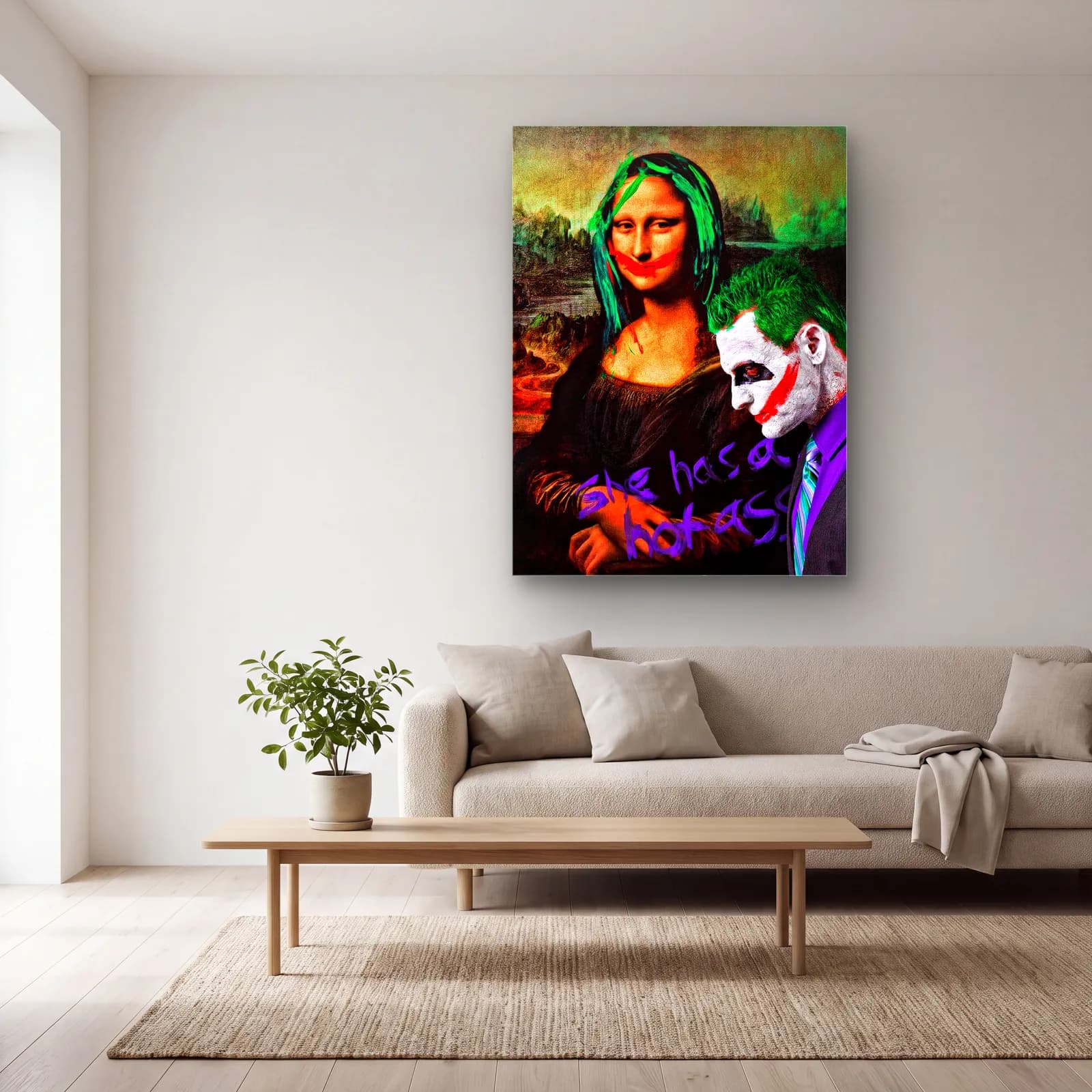 Mona Lisa ve Joker cam tablo — açık renk salonda