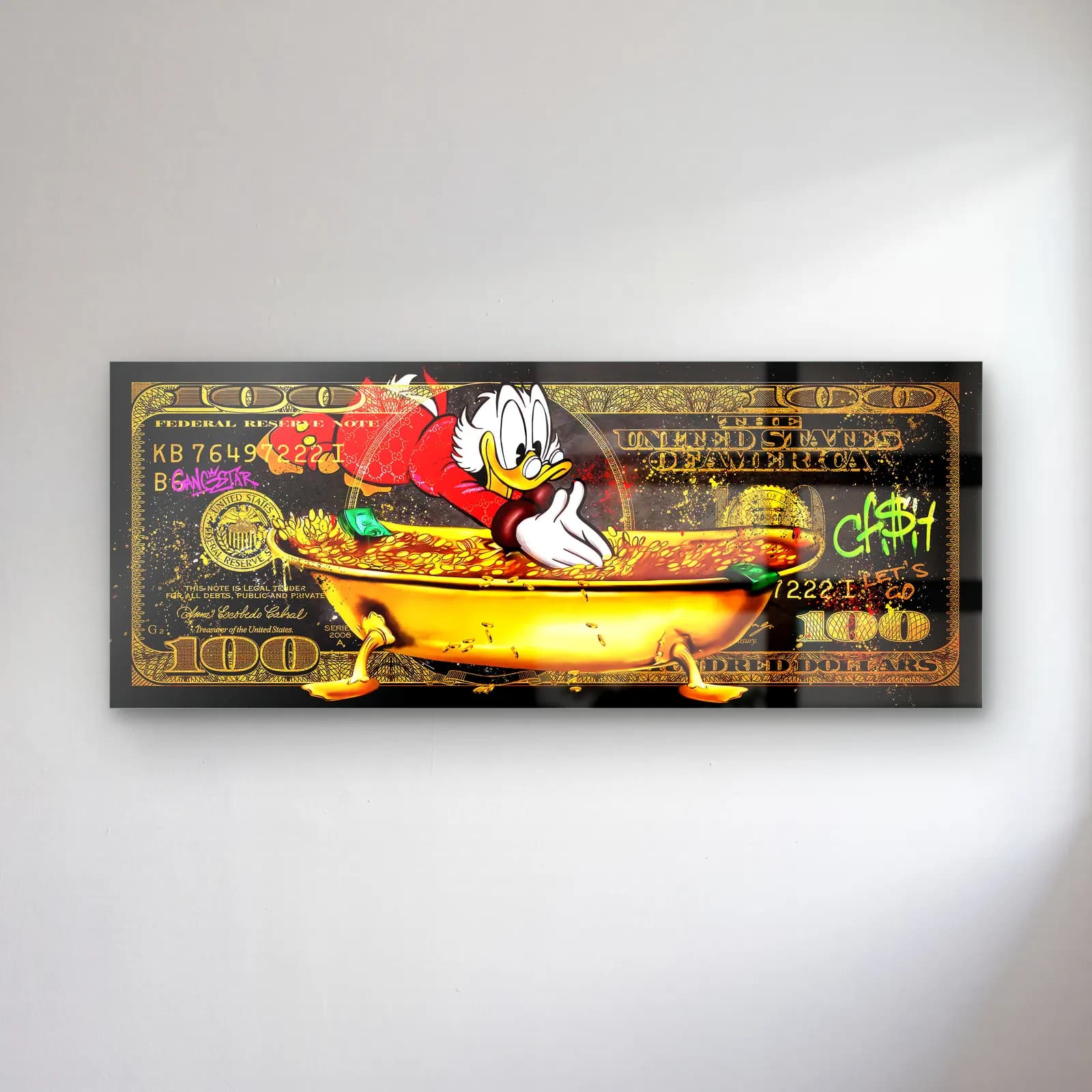 Scrooge McDuck Dolar Küvetinde cam tablo — 100 dolar banknotu zemininde altın küvette yatan Scrooge McDuck
