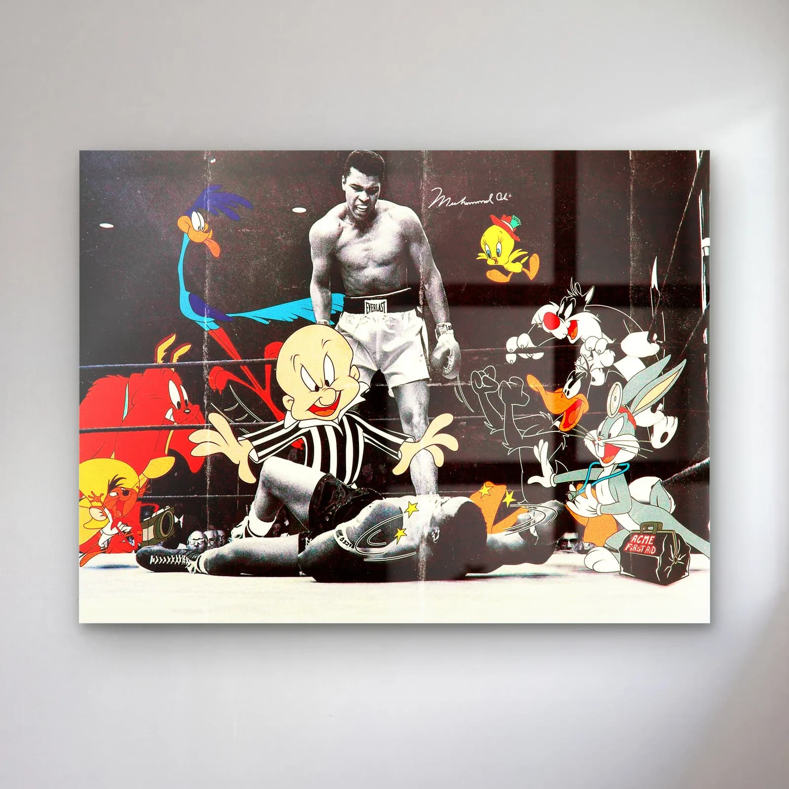 Muhammad Ali ve Looney Tunes cam tablo — Siyah beyaz Muhammad Ali ring fotoğrafı etrafında renkli Looney Tunes karakterleri