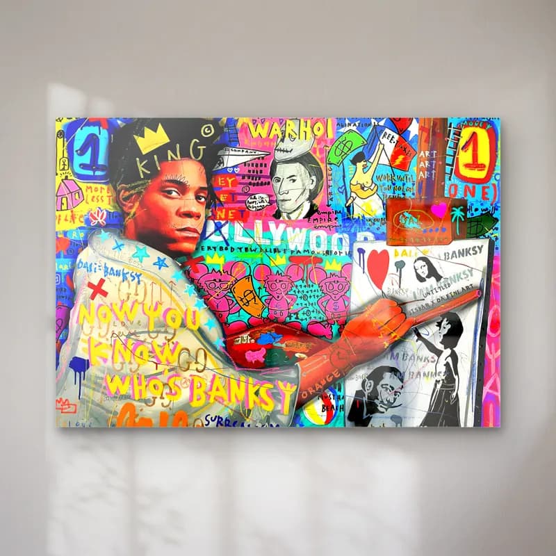 Basquiat Kolajı Who's Banksy cam tablo — Taçlı Basquiat portresi, Warhol ve Banksy göndermeli renkli grafiti kolaj