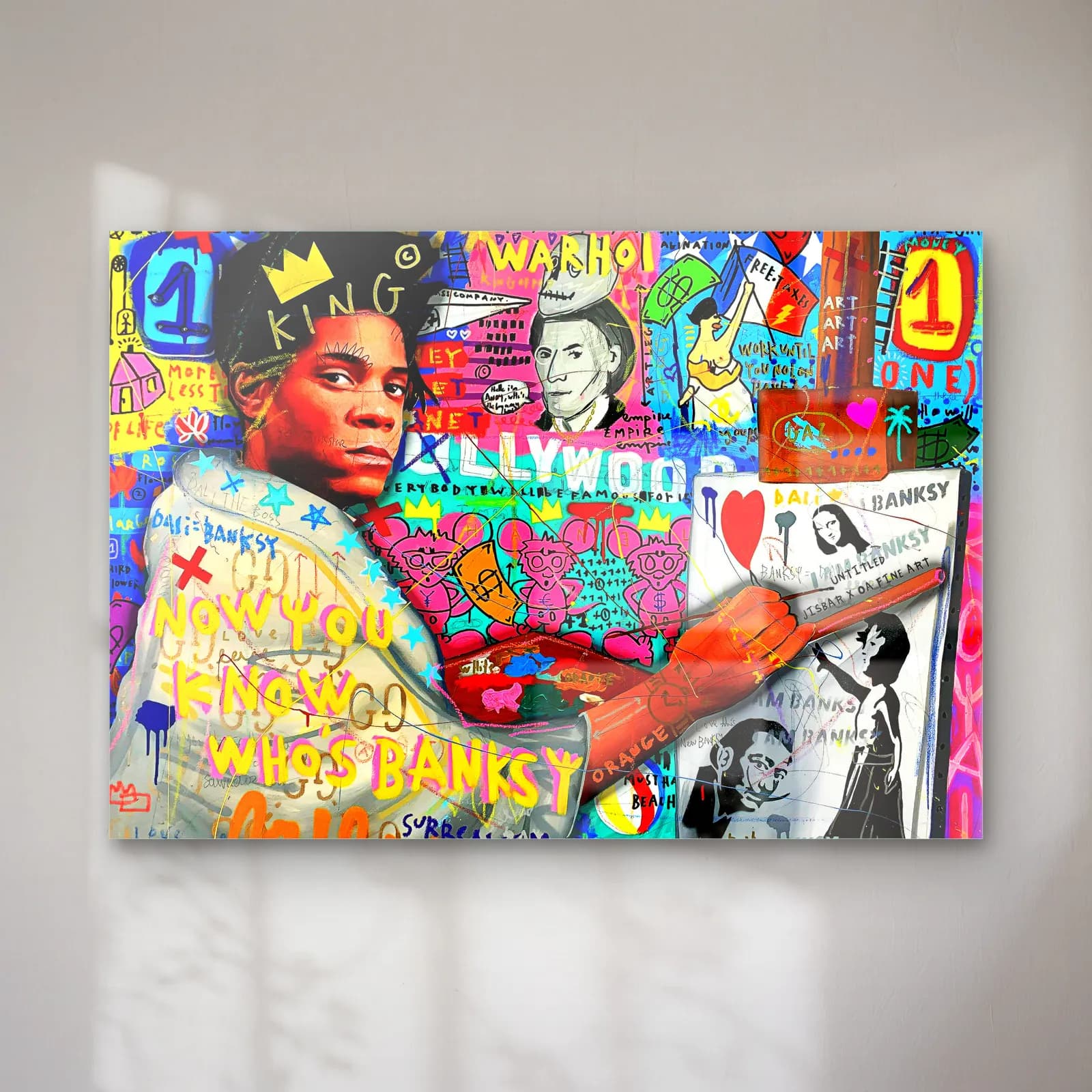 Basquiat Kolajı Who's Banksy cam tablo — Taçlı Basquiat portresi, Warhol ve Banksy göndermeli renkli grafiti kolaj