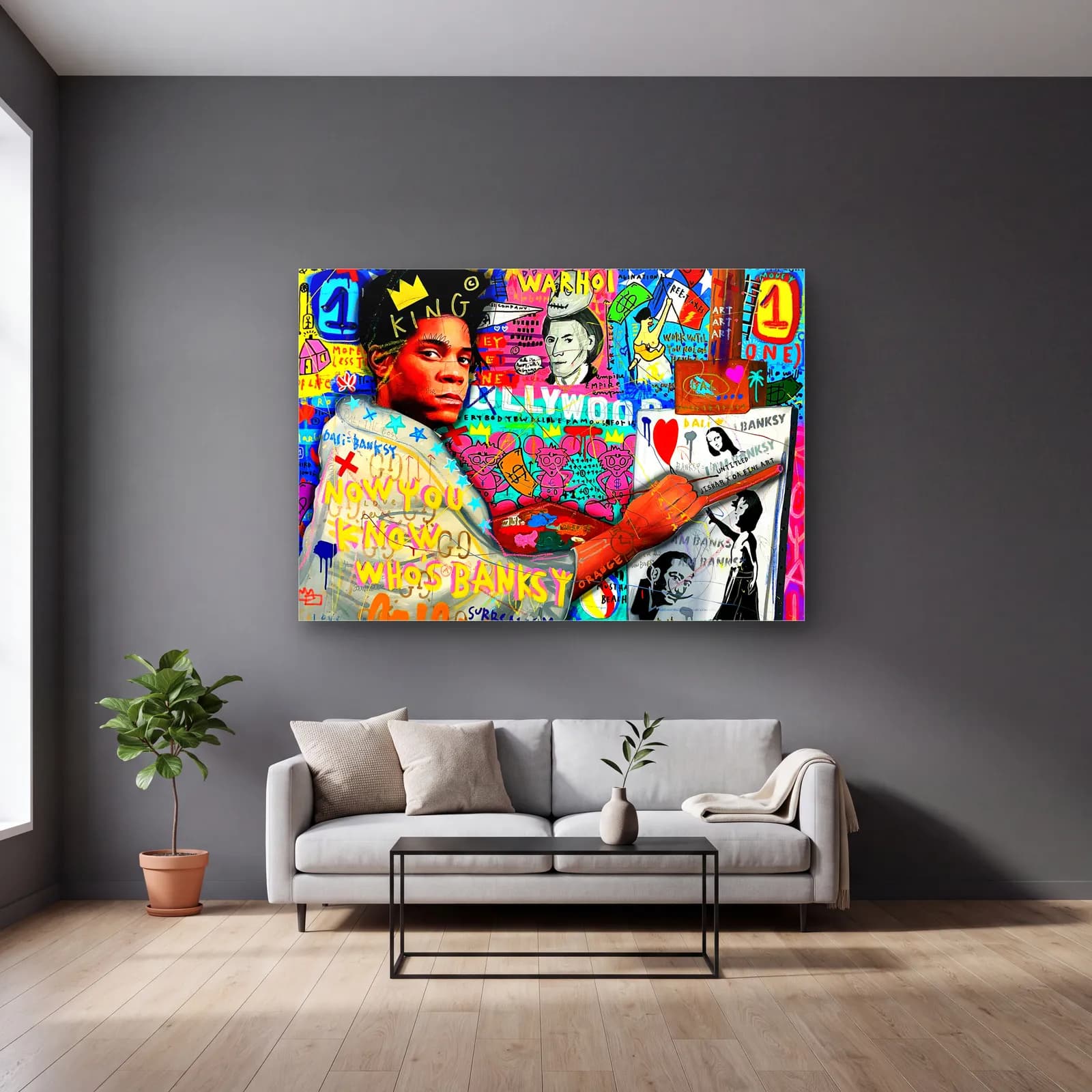 Basquiat Kolajı Who's Banksy cam tablo — gri duvarlı salonda