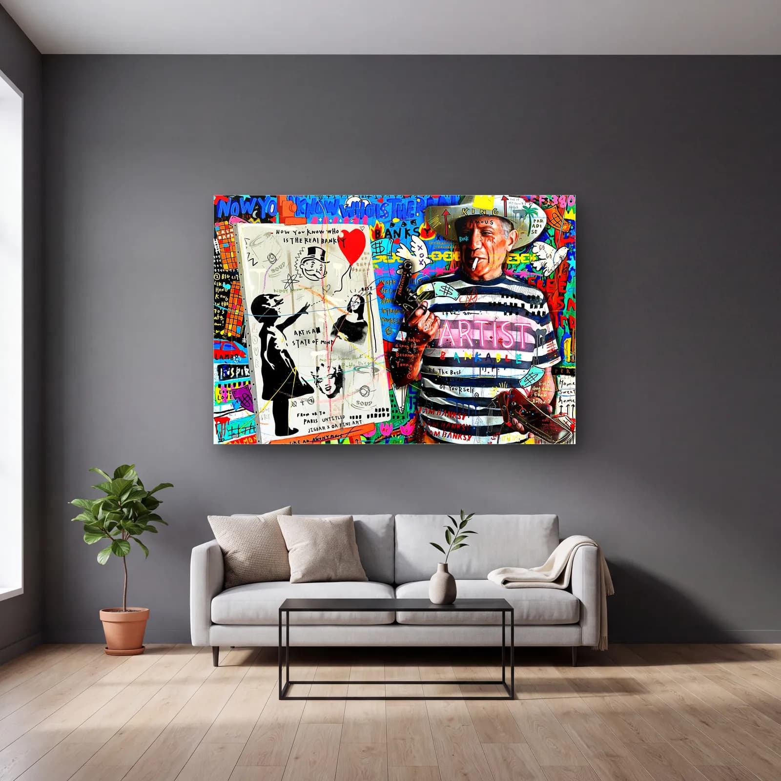 Picasso ve Balonlu Kız Kolajı cam tablo — gri duvarlı salonda