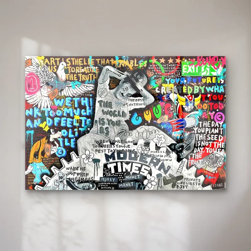 Modern Times Grafiti Yazı Kolajı cam tablo — Siyah beyaz yazılar, çizimler ve renkli etiketlerle grafiti kolaj
