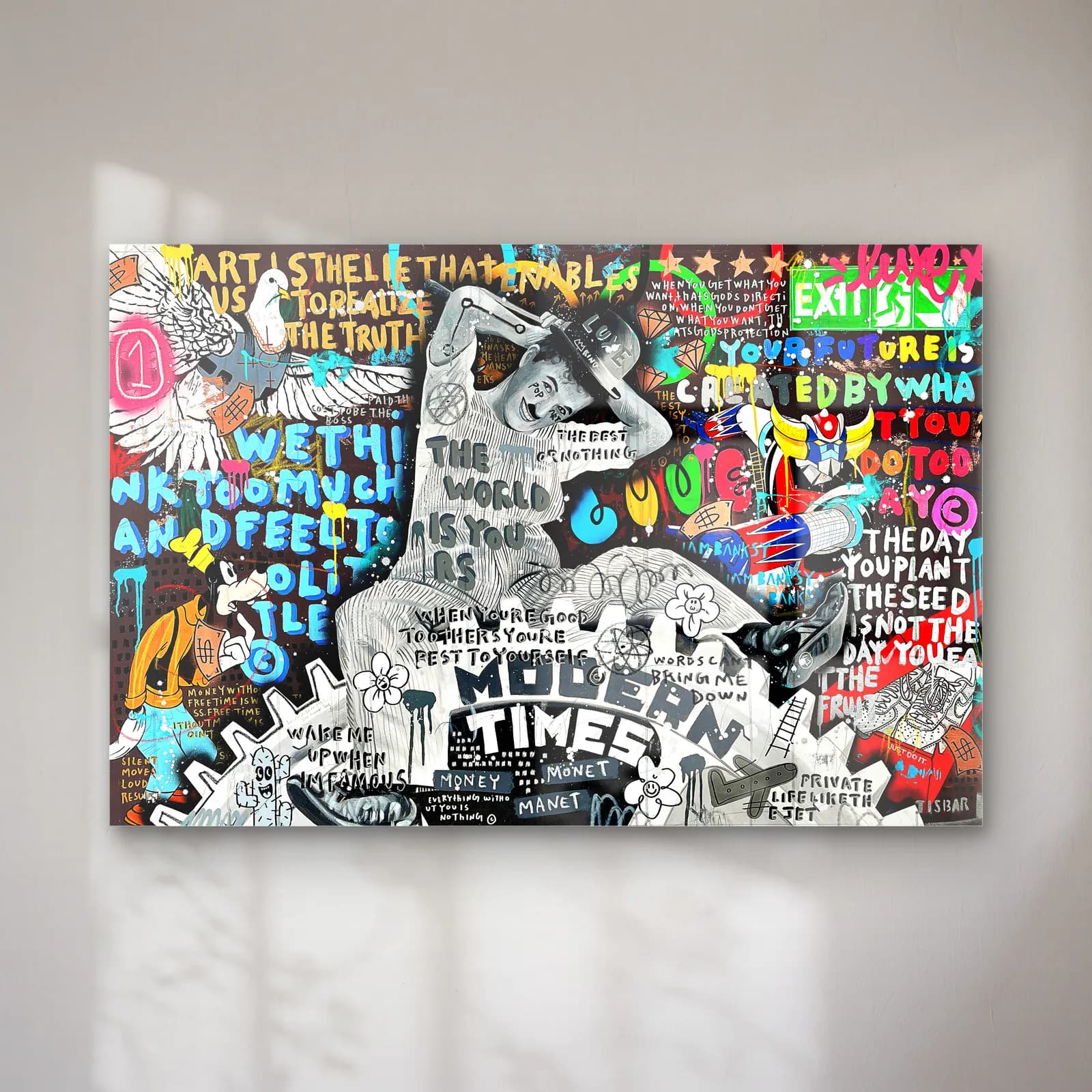 Modern Times Grafiti Yazı Kolajı cam tablo — Siyah beyaz yazılar, çizimler ve renkli etiketlerle grafiti kolaj