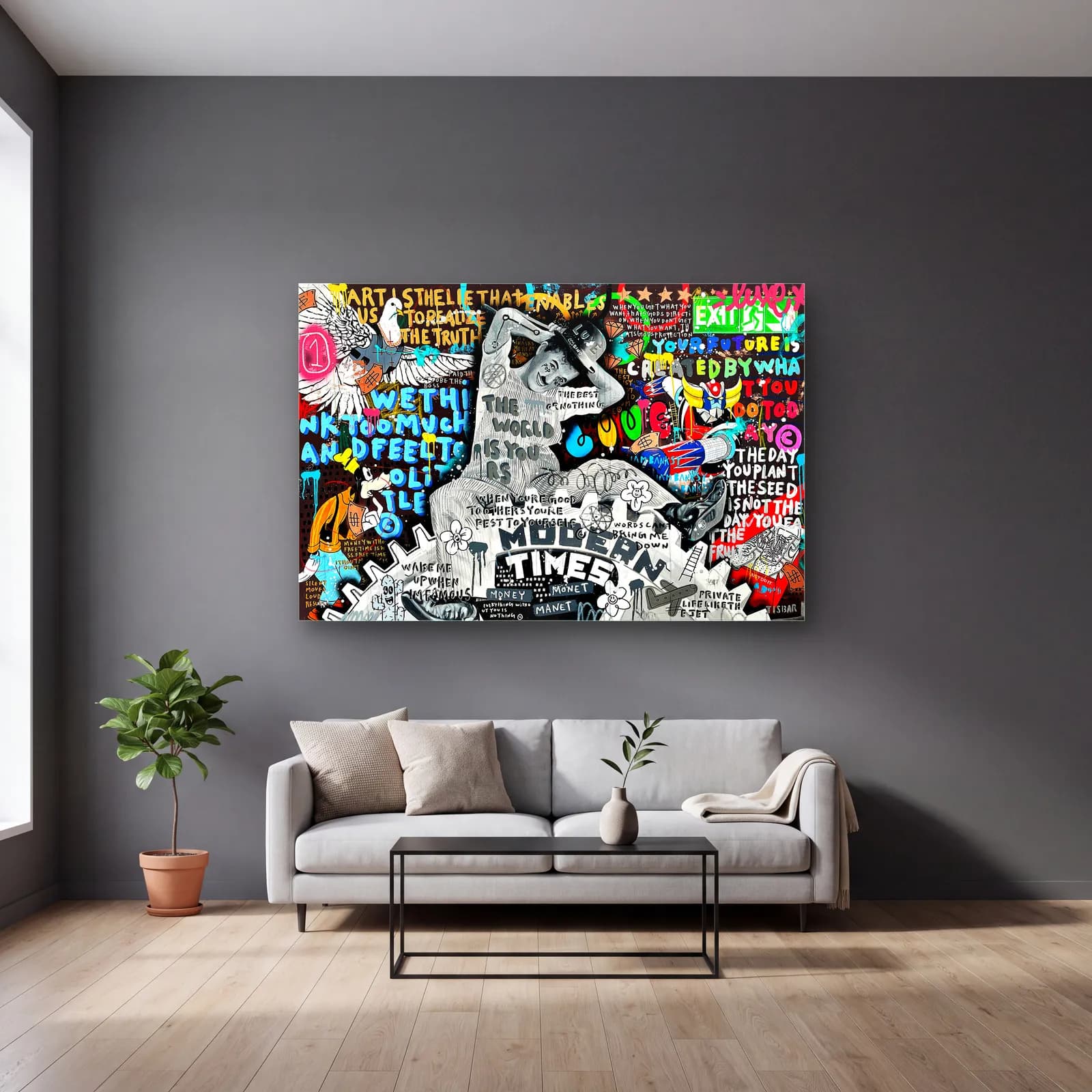 Modern Times Grafiti Yazı Kolajı cam tablo — gri duvarlı salonda