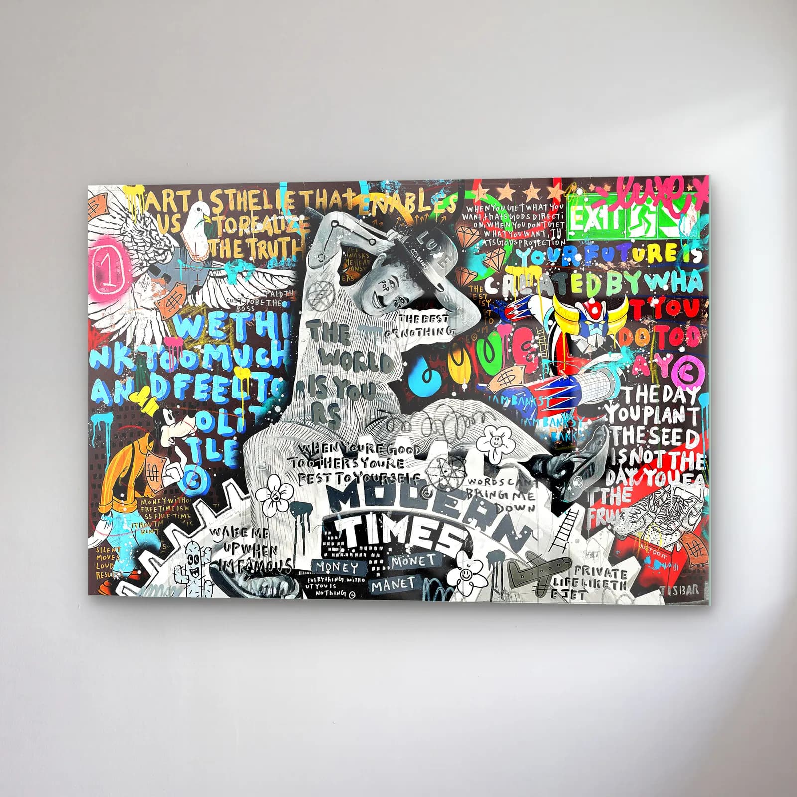 Modern Times Grafiti Yazı Kolajı cam tablo — sağ açıdan görünüm