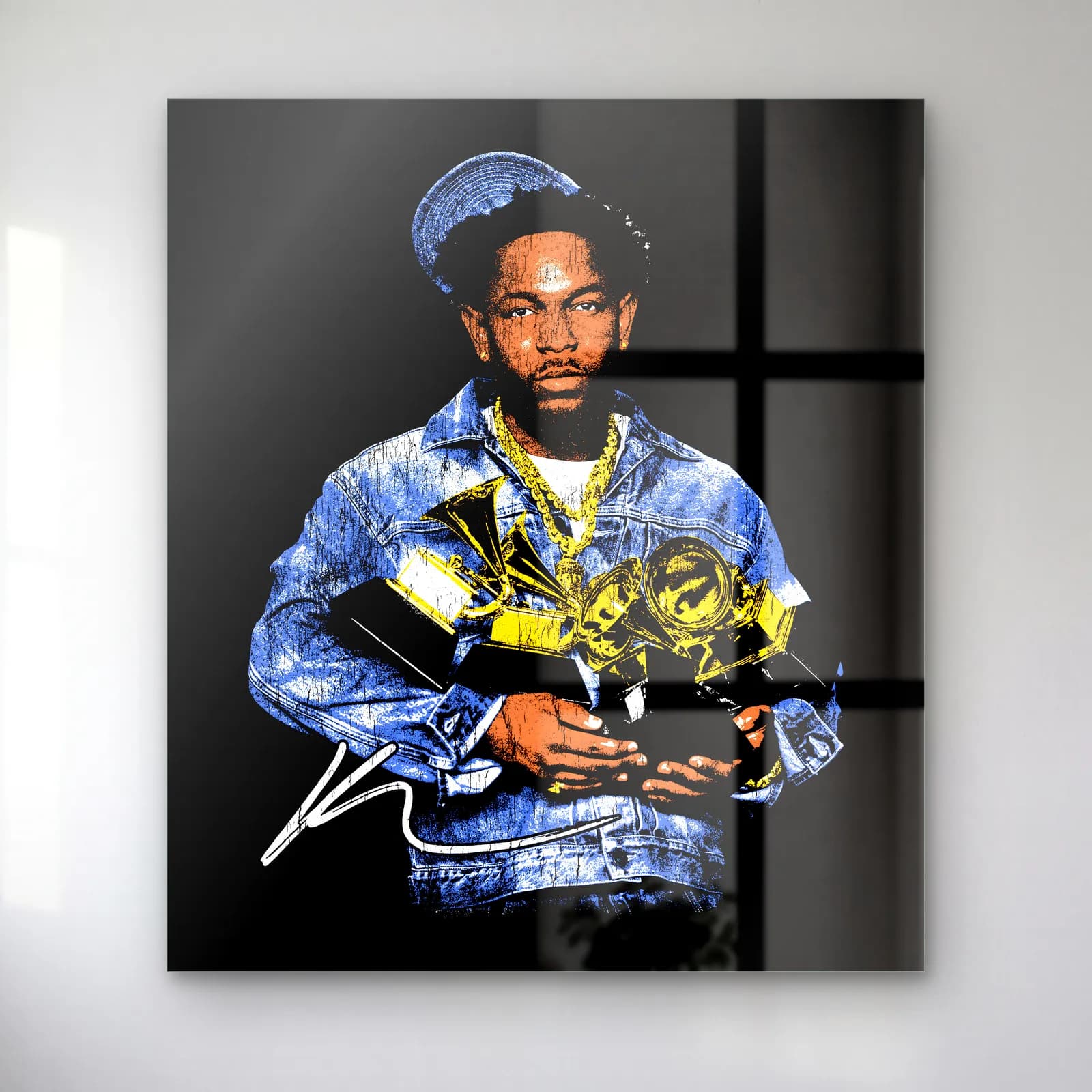 Kendrick Lamar Grammy Portresi cam tablo — Siyah zeminde denim ceketli, altın zincirli ve elinde ödüller tutan rapçi