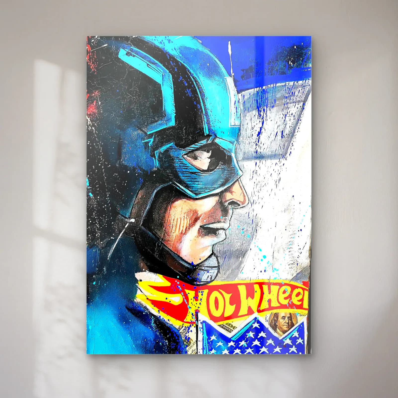 Captain America Grafiti Portresi cam tablo — Suluboya dokulu mavi maskeli Captain America portresi ve pop logolar