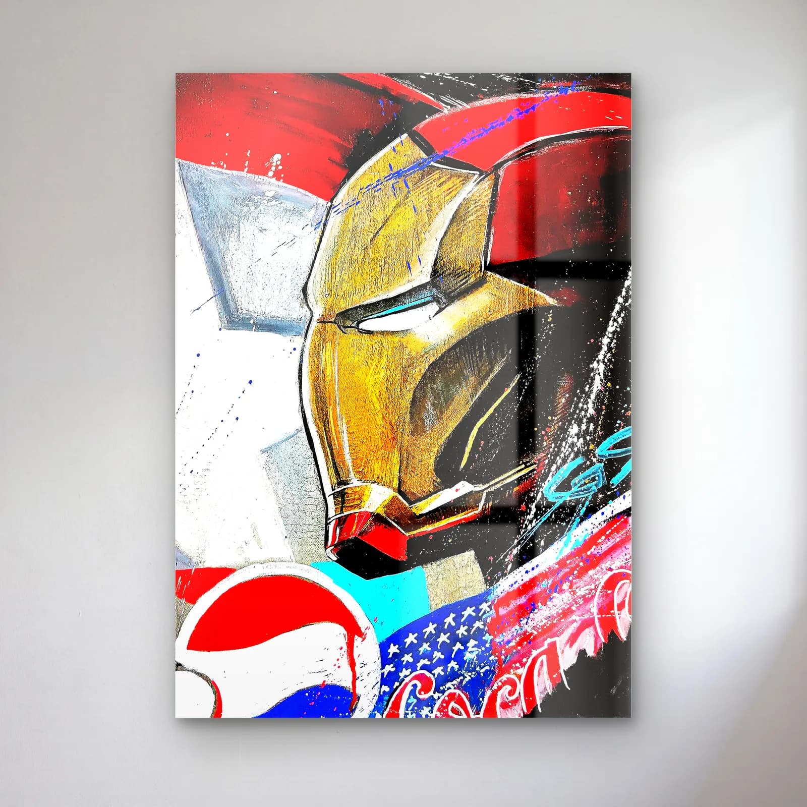Iron Man Kask Grafiti cam tablo — Kırmızı altın Iron Man maskesi, fırça darbeleri ve bayrak motifleri