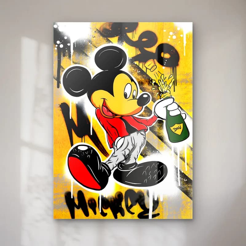 Mickey Mouse Sprey Boya Grafiti cam tablo — Sarı siyah grafiti zeminde elinde sprey boya tutan Mickey Mouse