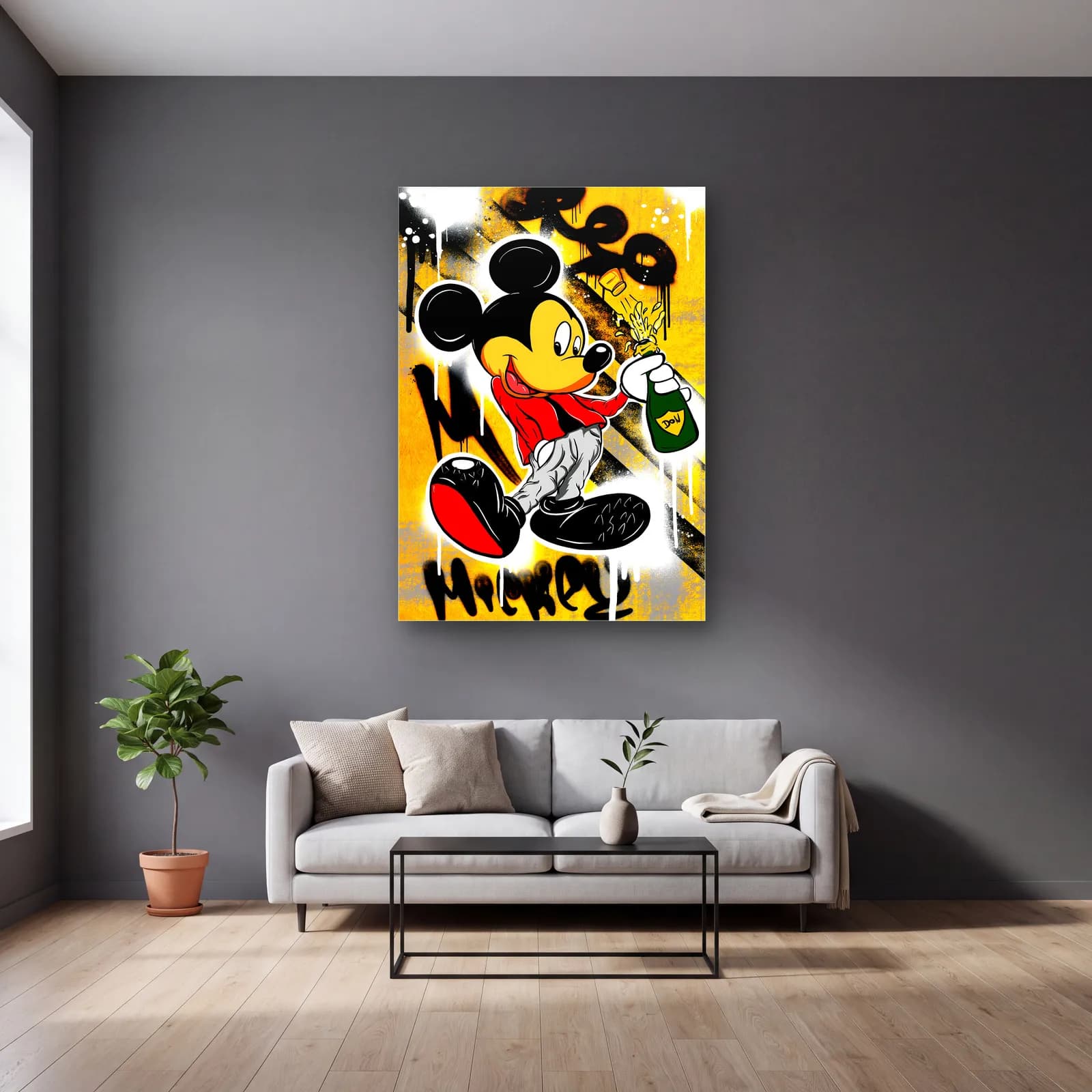 Mickey Mouse Sprey Boya Grafiti cam tablo — gri duvarlı salonda