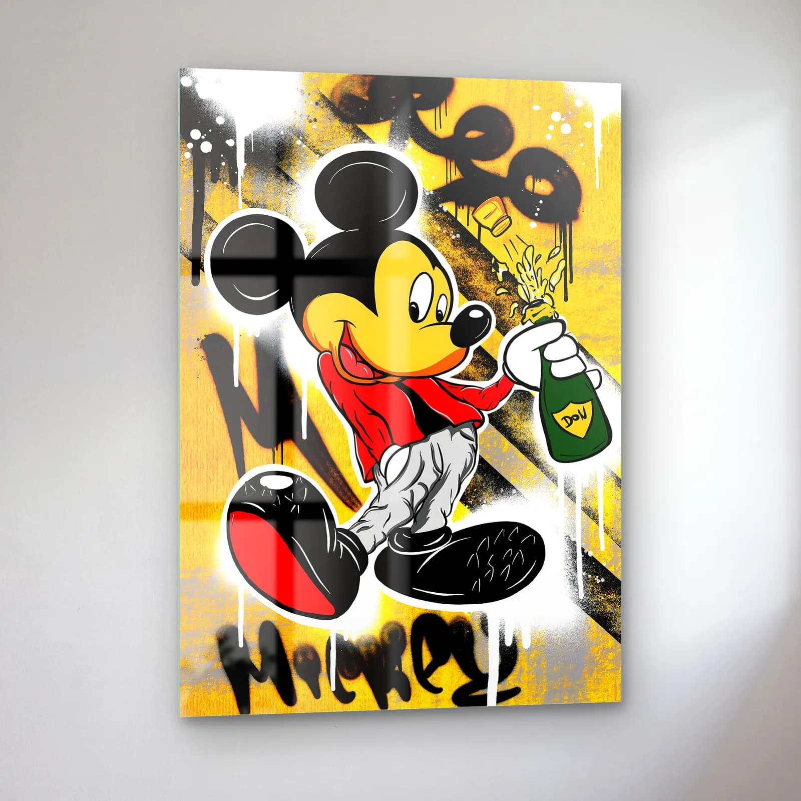 Mickey Mouse Sprey Boya Grafiti cam tablo — sol açıdan görünüm