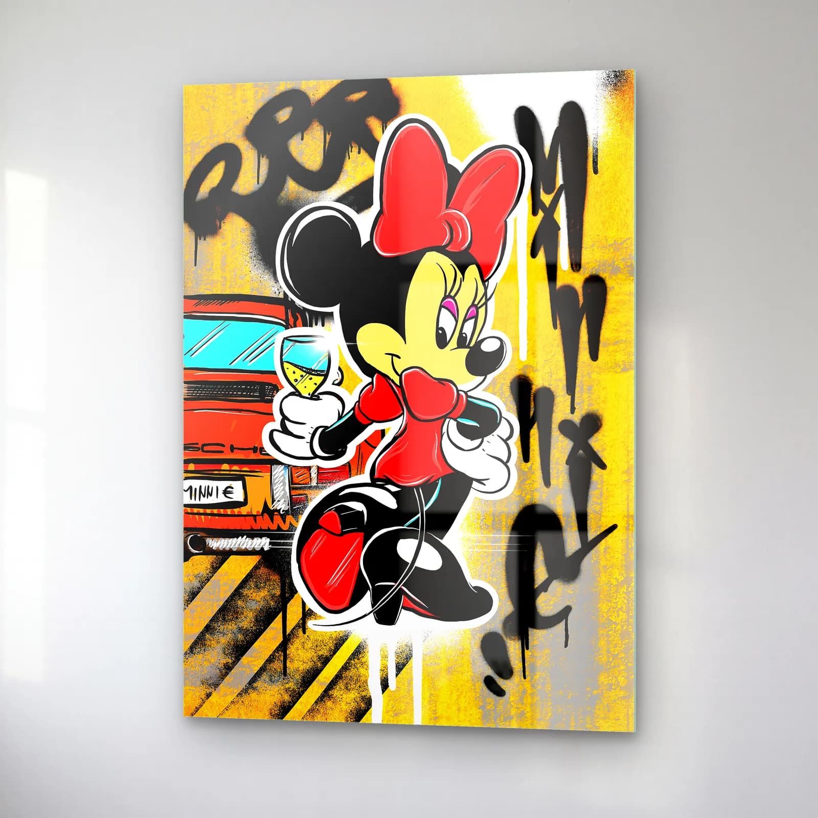 Minnie Mouse Grafiti cam tablo — sağ açıdan görünüm