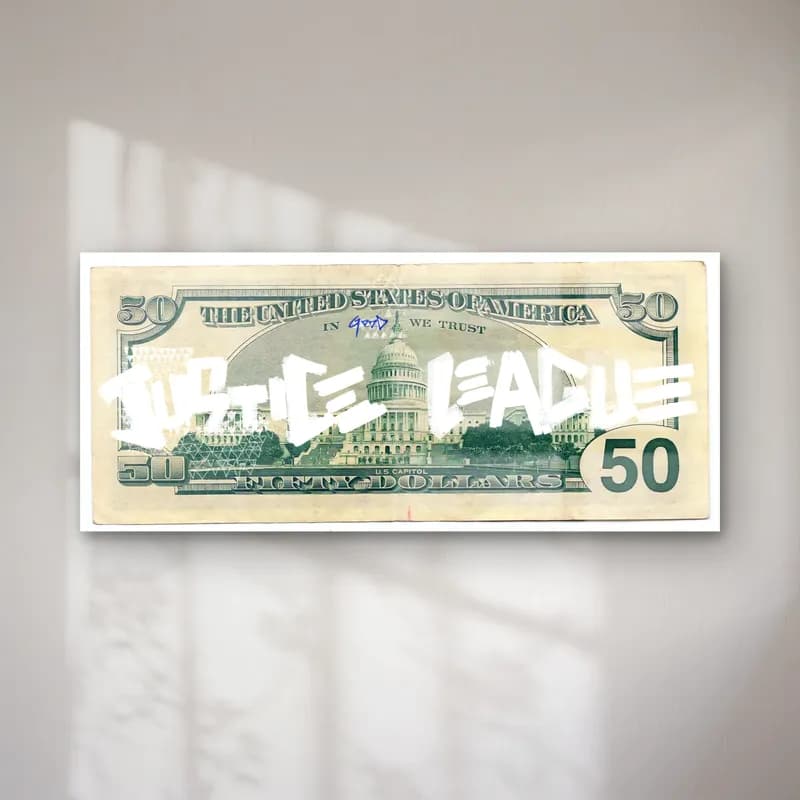 Justice League 50 Dolar cam tablo — 50 dolar banknotu üzerinde beyaz grafiti Justice League yazısı