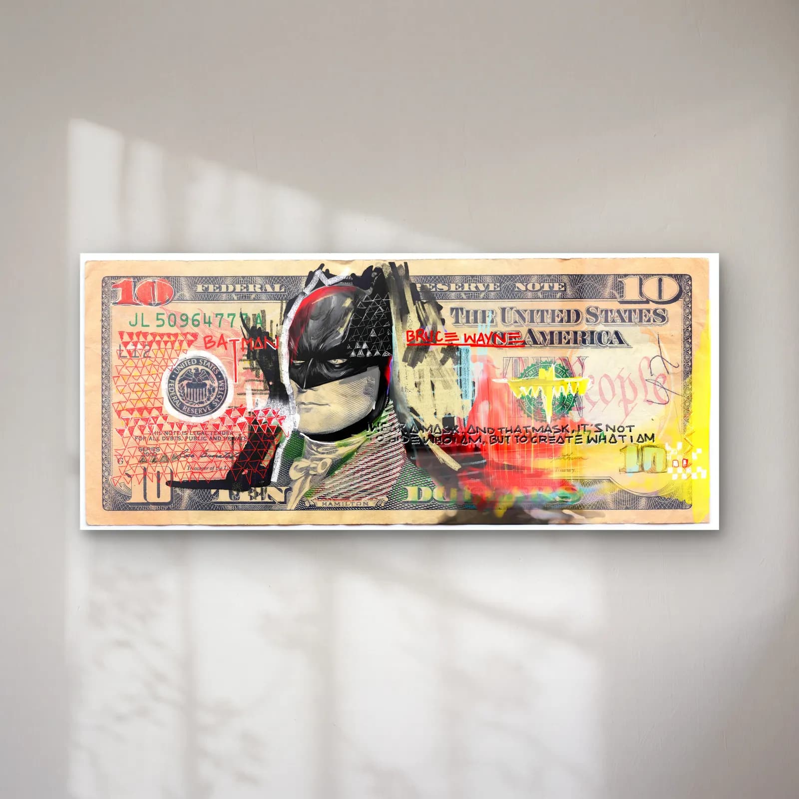 Batman 10 Dolar cam tablo — 10 dolar banknotunda Batman maskeli portre ve renkli karalamalar