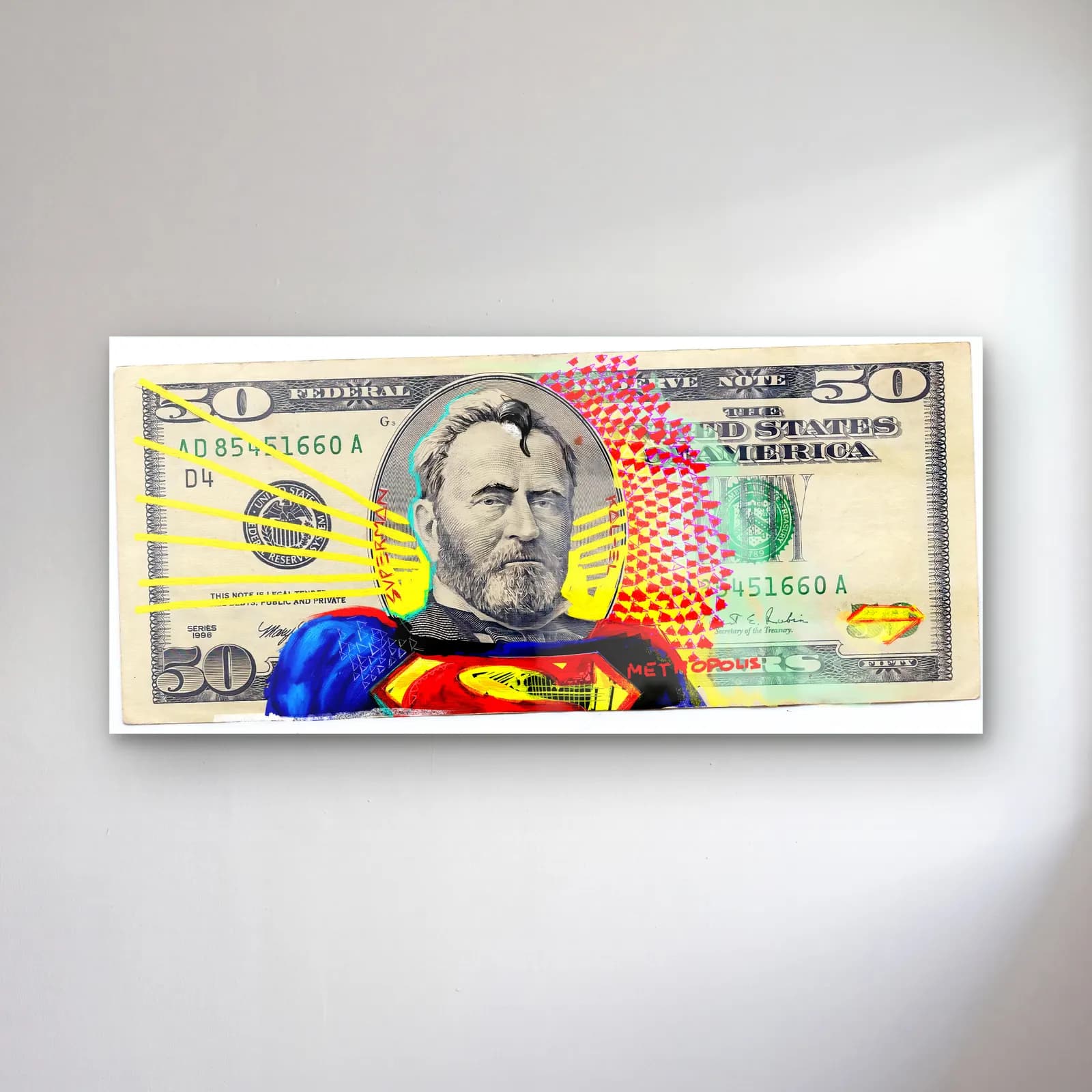 Superman 50 Dolar cam tablo — 50 dolar banknotunda Superman kostümlü portre ve pembe noktalar