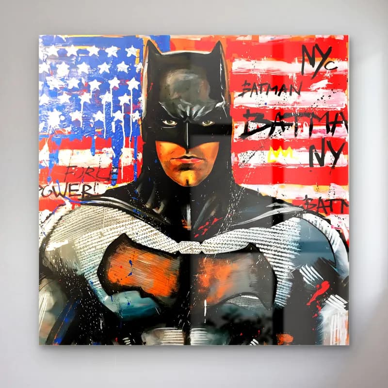 Batman NYC Grafiti cam tablo — Amerikan bayrağı ve grafiti yazılar önünde gri kostümlü Batman